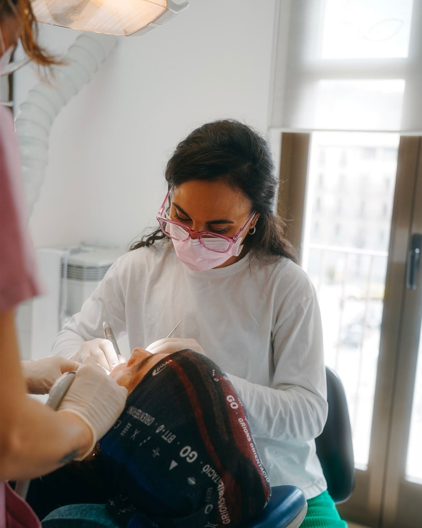 La doctora Núria Pinyot, sempre amb les mans, la ment i el cor posats en cada pacient. 💙
A Karpura treballem des de l’escolta i la proximitat per oferir una atenció integral i respectuosa amb cada somriure. 🌿✨
.
.
.
📸: @lesfotosdeltet
#Karpura #OdontologiaHolística #SalutIntegrativa #OdontologiaAmbCor #BenestarDental #EquipKarpura