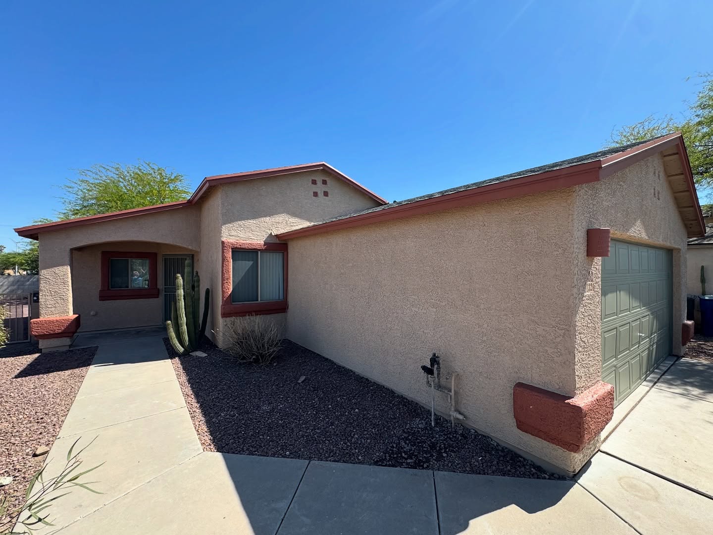 Clean desert look 🌵
Fresh paint, Arizona style.
#LGNDPainting #DesertVibes #ExteriorRefresh
#dunnedwardspaints #sherwinwilliamspaint #tucsonarizona🌵 #desertcolours #arizona #tucsoncontractors #tucsonpainters