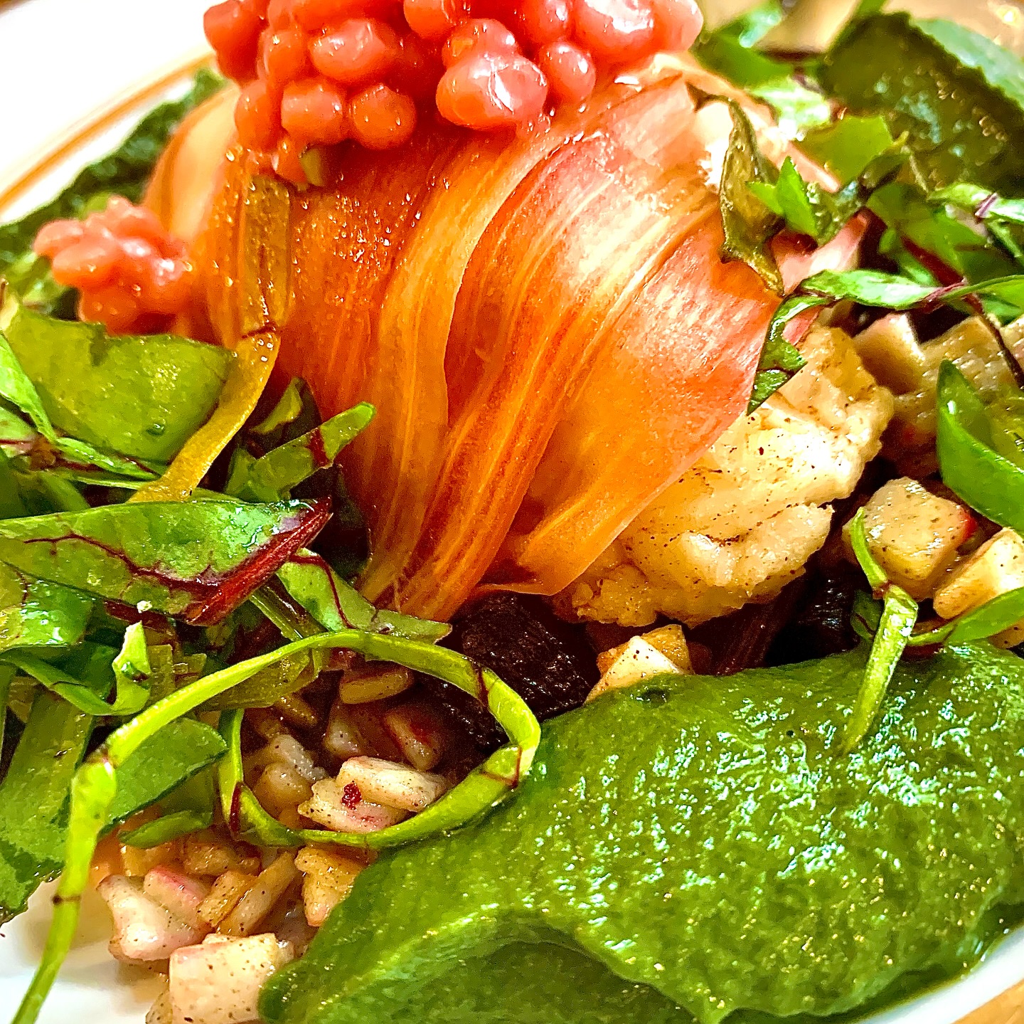 Filet de julienne pochée au bouillon Chaï, fumet de poisson, betteraves nouvelles, rhubarbe et pesto de fanes
#lyon #lyon3 #seafood #food #foodlover #restaurant #bistro