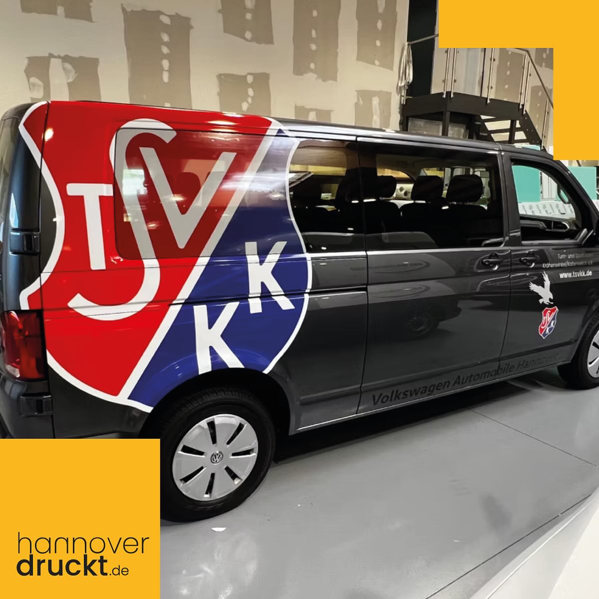 Der Sportverein TSV KK (Kaltenweide+Krähenwinkel) bekommt seinen neuen Vereinsbus. Im Auftrag der Firma Köneke haben wir 100% freie Hand in der Gestaltung.
Das Vereinswappen auf den Fahrzeugseiten geht über die Karosserie und die Seitenfenster, hier arbeiten wir mit einer digital bedruckten Lochfolie. Das Ergebnis kann sich sehen lassen.
https://www.hannoverdruckt.de/post/vereinsbus-tsv-kk
#fahrzeugbeschriftung #verein #kk