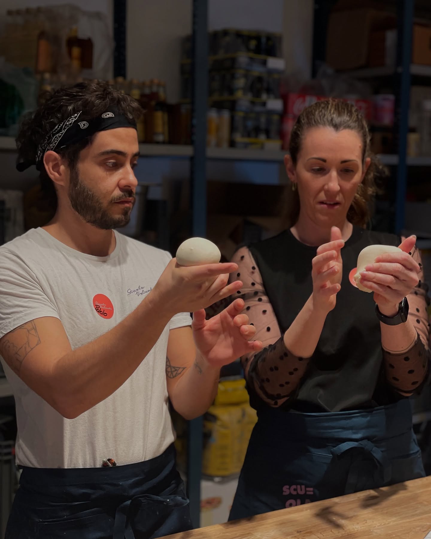 At Scuola Volante, you don’t just eat pizza – you make it. 🍕🔥
Workshops open – grab your spot now!
#scuolavolante #pizzaschool #pizza #thepizzaguy #discovolante #prontovolante #wien #pizzaworkshop #viennaactivities #pizzaworkshops #foodie #pizzalovers #cookingschool #pizzatime #pizzaexperience #neapolitanpizza #viennafoodie #woodfiredpizza #handsoncooking #pizzaparty #teamevent #outdoorcooking #pizzavibes