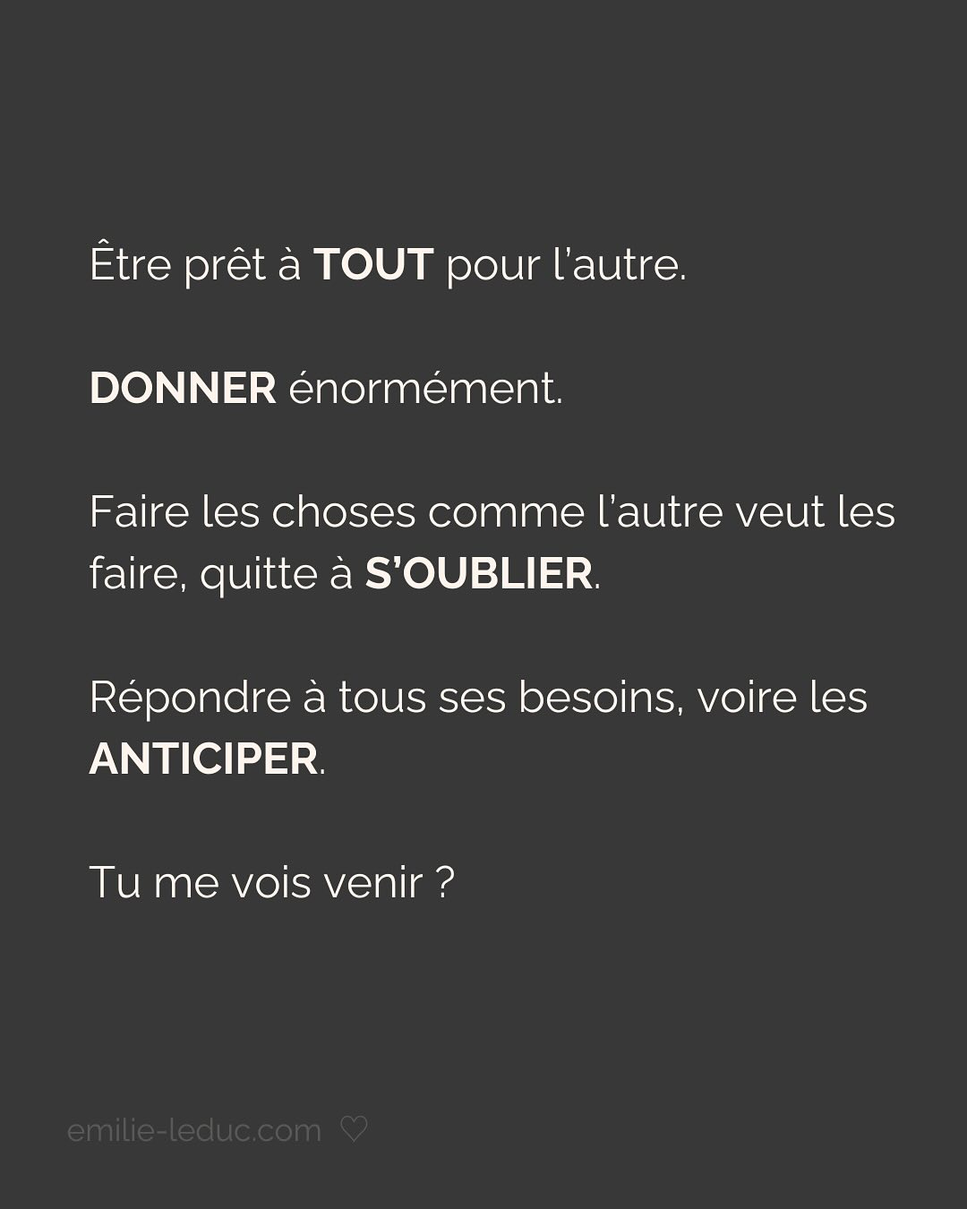 Je rencontre C. en 2021 et le contact passe bien. On prend un verre, il est sympa, drôle, smart, et super gentil. À la fin du date, il propose naturellement qu’on se revoit. Pour ce 2e rdv, il prend les devants, choisi l’endroit etc.
Jusqu’ici, C. semble savoir ce qu’il veut et ça fait du bien.
Mais très vite, je sens que tout ce que je dis est parole d’évangile. Qu’il commence à mettre ses besoins de côté pour coller aux miens. Je le sens perdre de son charme à mesure qu’il tente de me plaire en effaçant subtilement mais sûrement qui il est.
Je prends mes distances, il le ressent et essaye de coller à l’image qu’il croit que j’attends. Je suis refroidie, je quitte la relation avec toutes les questions que j’ai mises dans le post.
Aujourd’hui, je comprends que j’avais besoin de quelqu’un avec un minimum de sécurité intérieure.
Sauf que ça, ça ne se force pas.
LA SÉCURITÉ INTERIEURE NE PEUT SE FEINDRE.
Tu peux porter tous les masques que tu veux, celui de la sérénité intérieure, de la sécurité, de la confiance et de l’estime de soi ne peut se maquiller.
La preuve, toi non plus tu n’es pas dupe.
2 ans plus tard, quand j’ai rencontré mon chéri, il était profondément gentil et attentionné. Mais il avait surtout quelque chose que beaucoup d’autres hommes n’avaient pas et que j’arrivais pas à expliquer.
Mais c’était bien ça. Ce qui m’attirait plus que tout chez lui, c’était sa sécurité propre, sa sérénité intérieure.
Si cela n’est pas présent chez ton/ta partenaire, c’est normal que ça crée un malaise.
Tu es bien placée pour savoir que partager ta vie avec une personne qui en fait trop pour être aimée et validée, c’est épuisant et pas très sexy…
———————————————————————————
Je suis Emilie, thérapeute & coach diplômée spécialisée dans la dépendance affective.
J’aide les femmes qui souffrent de schémas toxiques répétitifs à aimer sereinement et librement, sans plus jamais s’oublier.
#dependanceaffective #manipulation#relationtoxique#addiction#dependance#blessuredabandon#rupture#couple#hypersensibilité#hypersensibles#abandon#perversnarcissique#depression#blessuredelame#amourdesoi#tinder#rencontre#angoisse#solitude#lovecoach#pn#amourdesoi