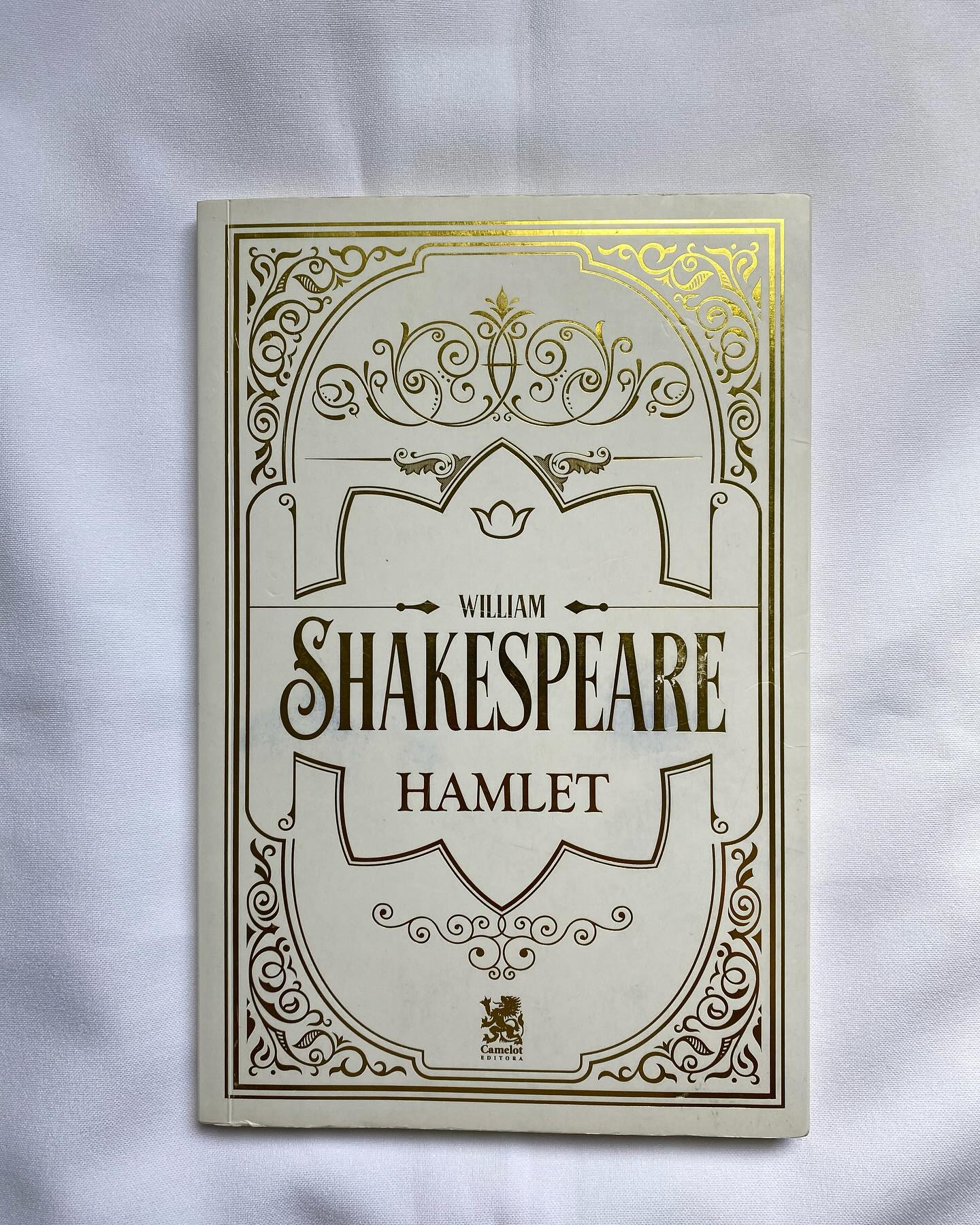 💀“Ser ou não ser, eis a questão”
💀Ouso dizer que, até o momento, Hamlet é o meu personagem preferido do William Shakespeare. Com uma vida caótica e uma personalidade mais caótica e dramática ainda, Hamlet não recebe bem a morte de seu amado pai, ao mesmo tempo, tenta lidar com a tempestade de emoções que o cerca.
💀Com a morte de seu pai, seu tio se torna o novo rei da Dinamarca, se casando com a viúva de seu irmão e assumindo o trono. Hamlet vê a sua vida virar de ponta cabeça e os questionamentos aparecerem. Do além, o seu tão amado pai aparece e lhe conta quem foi o autor de sua morte. E assim, Hamlet se encontra consigo mesmo, no meu de sua loucura mental e de vingança. O drama o cerca e o assombra, e a incompreensão das suas atitudes ficam visíveis perante aqueles que não conhecem a verdade: “Será que Hamlet estaria louco?”.
💀Posso responder isso, não! Hamlet não estaria louco, pouco mais delirando, estava somente vivendo a intensidade que não lhe cabia no peito. Mesmo com o drama sem fim e seus textos complexos sobre a existência do seu ser, o personagem entrega a dramaticidade fiel e verdadeira.
💀Shakespeare escreveu Hamlet entre os anos 1566 e 1601, muitos historiadores dizem que foi após a perda do seu filho com o mesmo nome. Onde seria uma peça escrita sobre a perda de um pai ao seu filho e a complexidade de entender e compreender essa dor, mas William nos presenteou com a dor de um filho ao perder o pai e descobrir que o culpado pela sua morte sempre esteve ao seu lado.
💀Leia a resenha completa no Blog: https://www.aultimaexclamacao.com/post/resenha-hamlet-william-shakespeare
#resenha #resenhaliteraria #hamlet #hamletbook #williamshakespeare❤️ #williamshakespeare #bookstagrammer #booksandbooks #literaturabritánica #classico #serounaosereisaquestao #instagrambooks #editoracamelot
