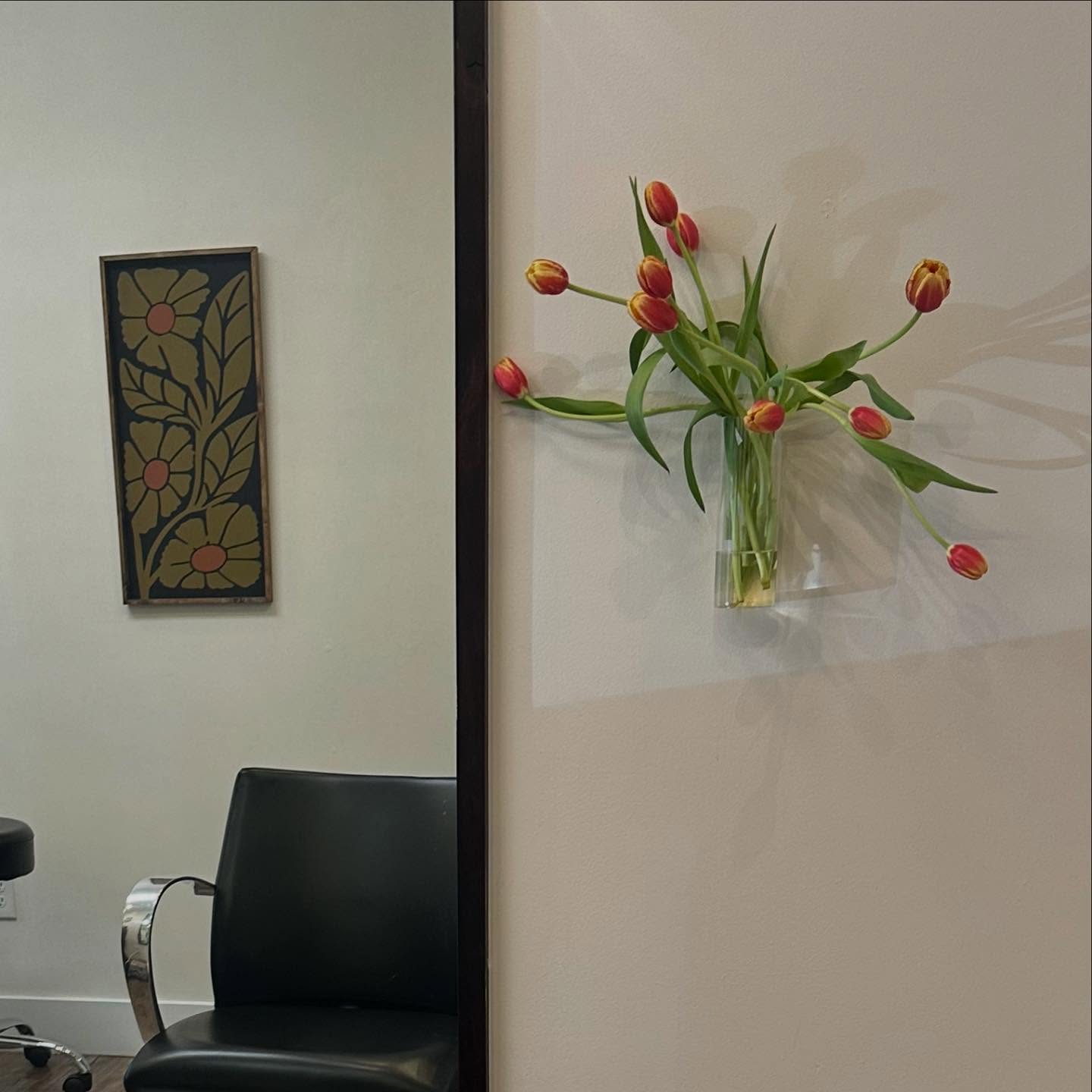 When the tulips have a mind of their own! #pomsalon #davissalon #freshflowersmakemyday