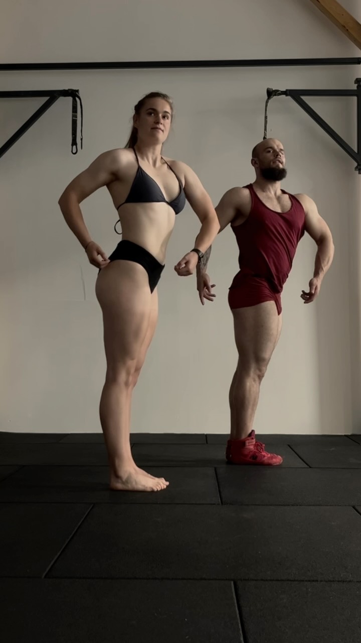 Pózovanie 🎭, kapitola sama o sebe. Extrémne podceňovaná u začínajúcich súťažiacich, ktorá v očiach rozhodcov pri prvom nástupe na pódium okamžite škatulkuje do pozície začiatočník. Nepodceňujte to, ten rozdiel medzi ľudmi ktorý majú napozované hodiny, desiatky hodín alebo stovky hodín je markantný. S @eliskakrupcikova sme pózovali viac ako 3 roky (nepravidelne), z toho 6 mesiacov pred súťažou každý týždeň a posledné 2 mesiace obdeň. Dovolím si povedať, že vo svojej kategórií pózovala najlepšie, inak v blízkej dobe bude celé video zo súťaže, tak môžete sami zhodnotiť 😉.
Musím vyzdvihnúť a zároveň poďakovať @kamilabrzobohata_ifbb ktorá sa takisto venovala Eliške na niekoľkých póz. lekciách. Zatiaľ čo ja som riešil vyniknutie svalov, tenziu do nich a symetriu (Kamča je expert na bikini, my sme boli figure/bodyfitness) tak čo sa týka prechodov, pohybov, 💃 ladnosti, chôdze tak nenájdete pravdepodobne nikoho lepšieho 👏🏻 a to máme so zverenkyňami otestovaných tak +/- 12 pozingových coachiek …
Ak plánuješ súťažiť, treba si uvedomiť, že už to dávno nie je len o svaloch a %-tuku, nehovoriac o tom, že ak nevyšpičkuješ symetriu v pózach, tak aj nadpriemerná postava zanikne. Úroveň súťaží a pretekárov sa neustále posúva a treba k tomu tak aj pristupovať ak sa tam nechceš len postaviť na okraj.
#posing #figurepose #msfigure #figure #transformation #progress #womensfitness #bodyfitness #posingroutine #slovakfitness #posingcoach #czechfitness