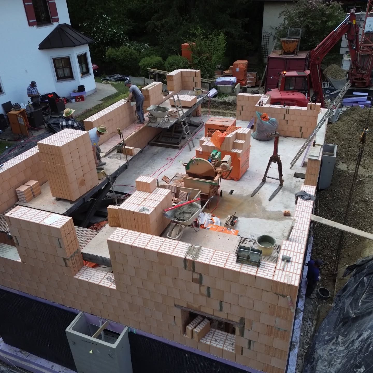 Tag 13
wir sind im OG angekommen...🏠
Es ist einiges passiert letzte Woche....
EG fertig gemauert, Treppe und Eingangspodest betoniert, Baugrube hinterfüllt, verdichtet und Gerüst aufgestellt.
EG-Decke aufgelegt und betoniert 🏗️👷
Obergeschoss gemauert, und nun werden die Giebelwände aufgemauert....
Noch ein paar Restarbeiten und der Zimmerer kann kommen das Dach drauf setzen....
🏠🏠🏠🏠🏠🏠🏠🏠🏠🏠🏠🏠🏠🏠🏠🏠🏠🏠🏠🏠
#rohbau#schönezeit#tolleleistung#arbeit#wirliebenwaswirtun#glücklichebaufamilie#maurerbrauchtdasland😊