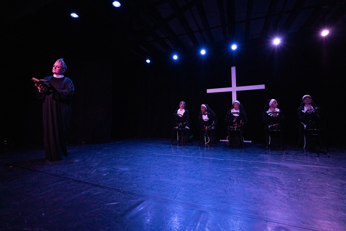 Et si l’art n’était pas là pour plaire, mais pour transformer ?
Transformer les tabous. Les injonctions. Les rôles figés. Les histoires qu’on nous a imposées. Même (et surtout) celles qu’on n’ose pas questionner. ⛓️
Chez Sassy Dance, on crée à partir du réel. Du drôle. Du dérangeant. Du symbolique. Du quotidien. On déconstruit, on revisite, on détourne. Parce que parfois, c’est en jouant avec ce qui fait peur qu’on s’en libère.
Parce que parfois… il faut rire de l’ombre pour retrouver la lumière. ✨
Cette scène, elle choque peut-être certains regards.
Mais elle parle de liberté. De corps en mouvement. De femmes qui osent rire, créer, inventer leur propre rituel.
On n’est pas là pour blasphémer. On est là pour transfigurer. Danser ce qu’on n’a pas le droit de dire. Et en faire quelque chose de beau, drôle, vivant, sacré à notre façon.
Et toi… qu’est-ce que tu rêverais de transformer en art ? Un tabou ? Une colère ? Une absurdité du monde ?
Viens le dire ici. On t’écoute. Avec bienveillance… et une touche d’ironie.
—
📸 @leonard_fisch_art
✨ @sassydance_burlesque / @sassy_s_angels
—
#SassyDance #DanseEtLiberté #ArtEtChaos #CréerAvecSens #BurlesqueModerne #ExprimeToi #DanserPourTransformer #AudaceArtistique #RituelRéinventé #PuissanceDouce #SassyPower