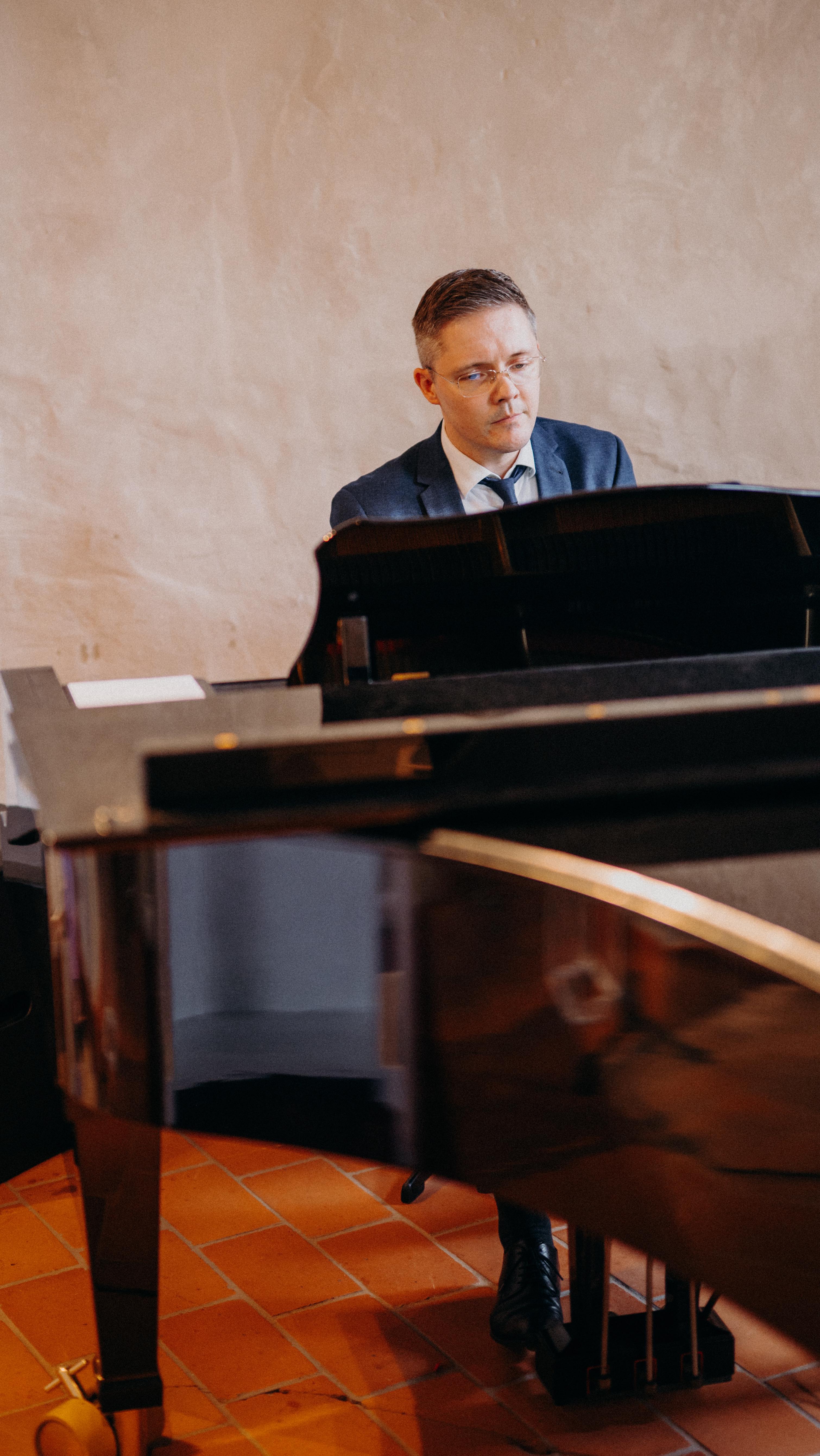 Ein Moment voller Tiefe.
Am 3. Mai, während einer Trauung, spielte Daniel Una mattina von Ludovico Einaudi – und für einen Augenblick stand alles still.
Selten erlebt man, dass ein Instrument allein den Raum so erfüllt und trägt. Für mich war es der bewegendste Moment der Zeremonie.
Una mattina – ein Stück, das für Neubeginn, Hoffnung und stille Stärke steht. Wie gemacht für diesen Tag.
🎹 Daniel – mein Pianist, und an diesem Tag der Erzähler ohne Worte @dani_an_den_keys 
Das Video und Foto hat die wunderbare @pictures.inna eingefangen – danke, liebe Inna, fürs Festhalten dieses Moments.
Wenn ihr euch genau solche musikalischen Gänsehautmomente für eure Trauung wünscht – schreibt mir gerne.
#hochzeit2025 #trauung #livemusik #klaviermusik #einaudi #unamattina #ludovicoeinaudi #weddingmoment #musikzurtrauung #rebeccasammet #danielamflügel #hochzeitsmusik #emotionalehochzeit #livepiano #weddingmusic #klavierliebe