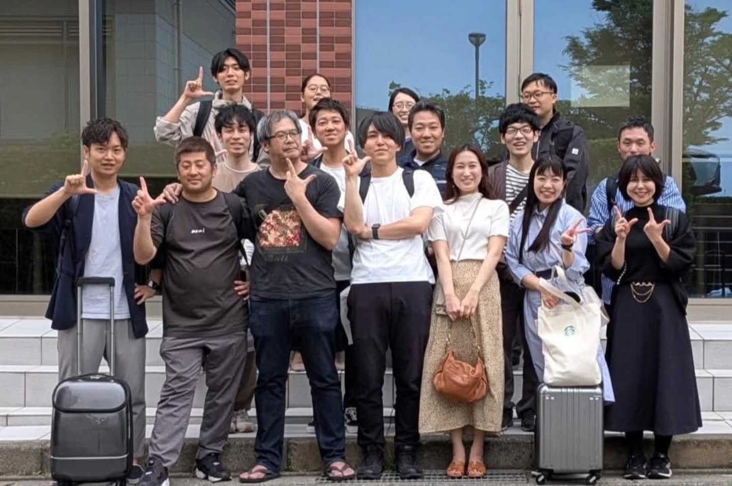 【全国で活躍する大学職員の皆さんと2日間かけて合宿研究ミーティング】
こんにちは、ウィルフリートです✨️
職員という同じ立場の皆さんが、互いの悩みや想いを共有し合いながら、より良い働き方を研究する、改革研究会。そこに集う皆さんが、MVVを掲げて日々切磋琢磨しているのですが、これから先、更に活動を加速させるためにミーティングを実施しました☘️
潜在化した価値観の共有、そして相互応援できる関係性を築き、共に目指したい未来の姿を知り合う。
この研究会が、皆さんにとってなくてはならない居場所となるよう更に進化をさせたい。
そんなステキな合宿でした✨️
2日間、成功する組織って何だろう?なぜ今活動してるんだろう?と色々想いを出し合うために、レゴ®︎シリアスプレイ®︎メソッドを使って、出し切りました。
皆さんのステキな想いがこれから、各大学で働く職員に拡がっていくのをみるとワクワクが止まりませんでした😊
ワークの楽しさを体験できる会もあります!興味がある方はぜひ、コメント欄のURLもご覧ください。