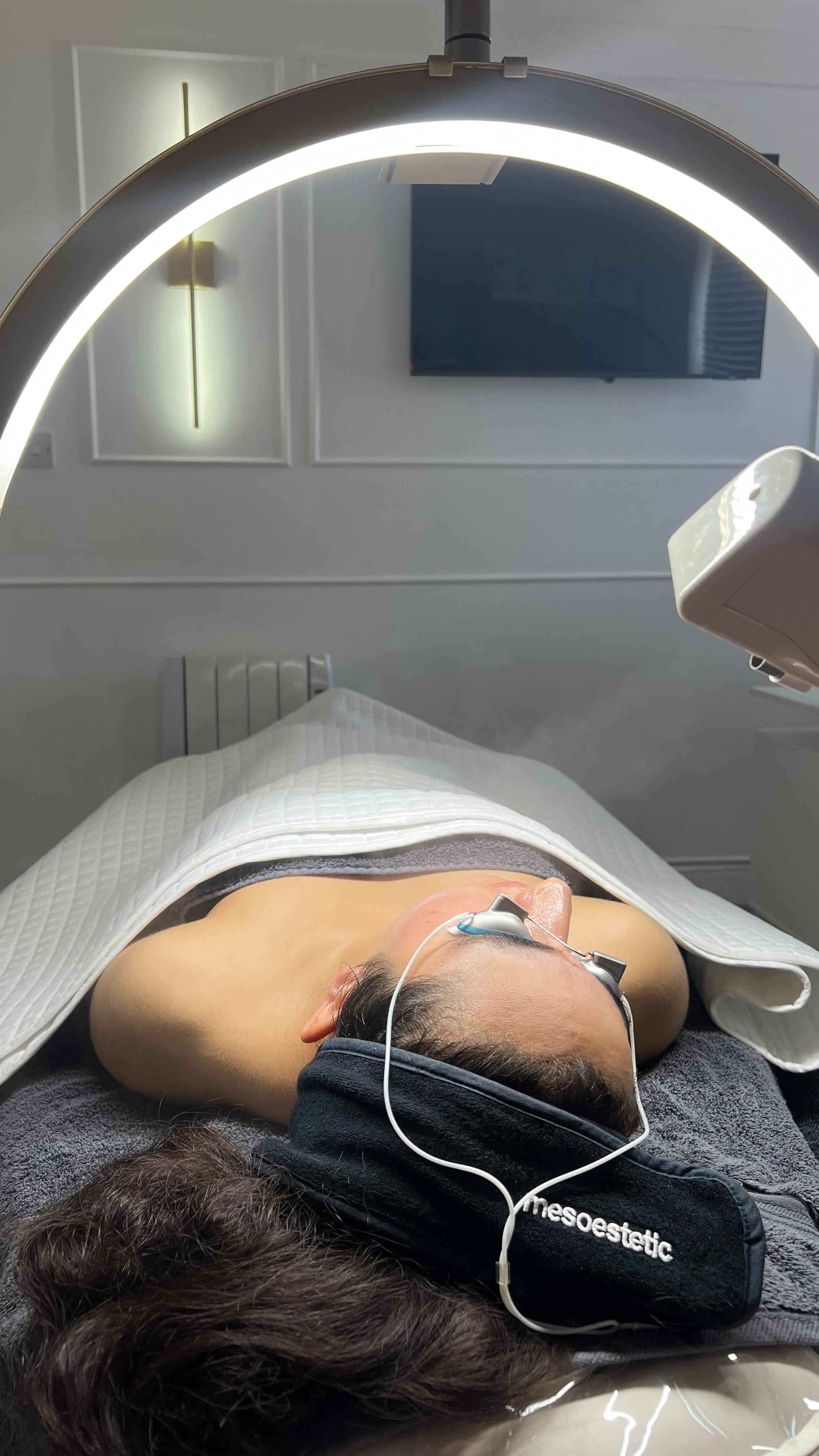 Get Summer-Ready with a HydroFacial Glow!
Summer is around the corner—and that means more sun, more sweat, and more congestion in your skin. Now is the *perfect* time to prep your skin for the warmer months with a hydro facial
This powerful, non-invasive treatment deeply cleanses, exfoliates, extracts, and hydrates the skin—all in one session. It clears out clogged pores, removes dead skin cells, and infuses your skin with nourishing serums, leaving you with a dewy, radiant glow.
**Why now?**
As we transition into summer, your skin is more prone to buildup from sunscreen, heat, and excess oil. A HydraFacial helps you hit reset—so your skin can breathe, glow, and stay clear all summer long.
**Perfect for:**
* Congested or oily skin
* Dull, tired complexions
* Pre-event glow-ups
* Anyone who wants that fresh, glassy-skin look
Ready to glow into summer? Book your HydraFacial today—your skin will thank you!
#aestheticsbyam #oxfordsalon #oxford #oxfordshire #oxforduniversity #oxfordaestheticclinic #skinconfidence