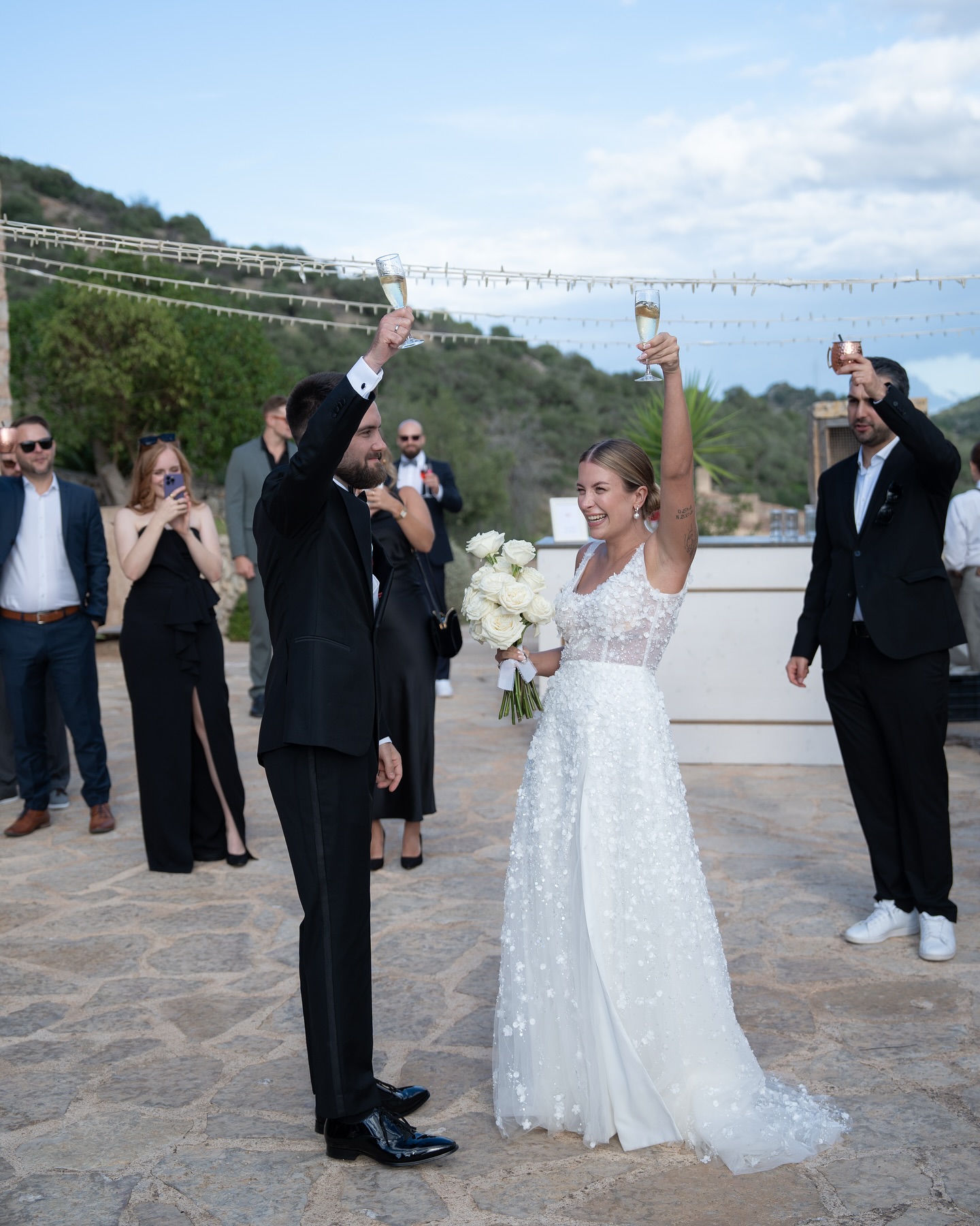 Der perfekte Ablaufplan
🎶 „L is for the way you look… at the one you’ll spend forever with.“
Aber wann genau ist dieser Moment, an dem sich alles ändert?
Wann fühlt sich eure Hochzeit nicht nur „gut geplant“, sondern magisch an?
In diesem Carousel zeigen wir dir nicht irgendeinen Ablauf.
Sondern den Fahrplan zu einer echten Traumhochzeit auf Mallorca – so durchdacht, dass ihr nicht in den Tag rennt, sondern ihn in vollen Zügen spürt, denn alles startet mit einem Plan - aber nicht mit irgendeinem, sondern einem Ablauf der Raum für Tränen, Umarmungen, Entspannung, Spaß, Musik und das hier und jetzt lässt!
Vom entspannten Getting Ready über die Gänsehaut beim First Look bis hin zur etwas anderen Tanzeröffnung mit Champagner und jeder Menge Spaß– dieser Ablauf ist mehr als eine Liste.
Es ist das Fundament für Euch und eure Erinnerungen, die sich in eure Herzen brennen.
Und dann –
„L-O-V-E“.
Ein Song, der klingt wie euer Tag: zeitlos, leicht, elegant und ehrlich.
Der perfekte Soundtrack für den First Dance. Oder den letzten.
⸻
Willst du, dass dein Tag genauso unvergesslich wird?
Dann melde dich gerne bei uns und swipe vorher durch die Bilder und sieh, wie ein perfekter Ablaufplan aussieht, wenn nichts dem Zufall überlassen wird – aber alles nach euch klingt.
Fotos: @klassen.weddings
Planung: @levin.wedding
Video: @thoselittlethings.de
Trauredner: @die.redekunst
Saxophone: @norbertfimpel
Deko+Blumen: @decoeventsbyfina + @totapunteventscatering + @thefeatherette
DJ: @djrobinh0
#weddingplanner #destinationweddingplanner #mallorcawedding #weddingmallorca #shedule #hochzeitmallorca #hochzeitsplanermallorca