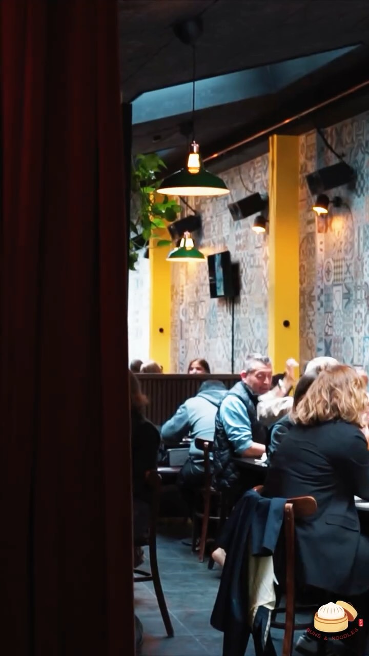 🥢 Autentisk kinesisk streetfood – håndlavet, varm & fuld af smag.
Kom ind, mærk energien, og tag en bid af noget ægte 🇨🇳🔥
#StreetfoodVibes #BunsAndNoodles #MadeWithLove #AarhusEats