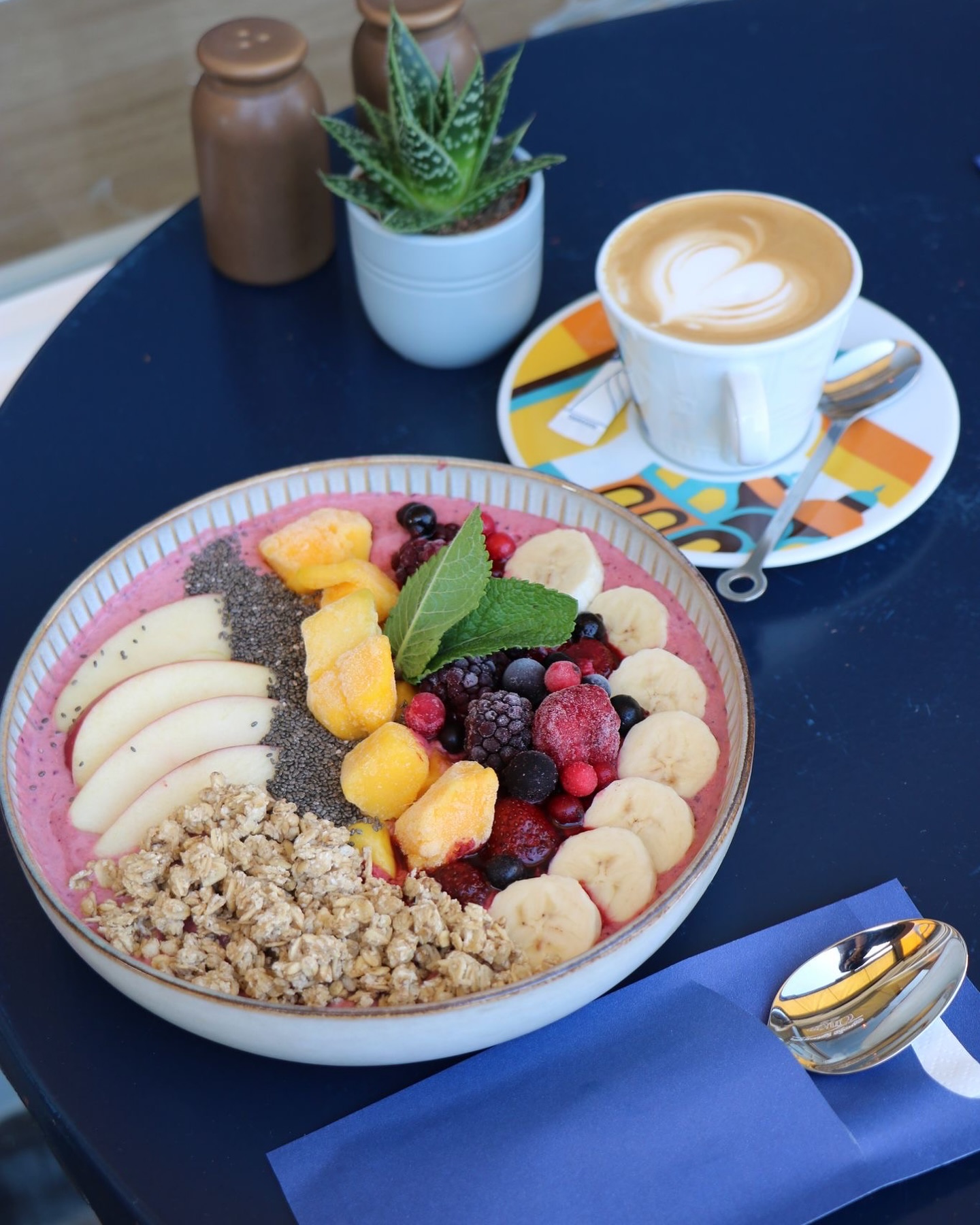 Een gezonde start van de dag met onze heerlijke acai bowl 🍽️🍌🍓