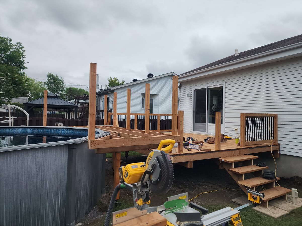 Transformation en cours!
Notre équipe est à l’œuvre pour créer une terrasse sur mesure qui épouse parfaitement cette piscine hors terre. Conception solide, accès pratique, et sécurité optimale avec garde-corps intégrés. Le bois, bien ancré, attend son fini final!#constructionvcm #terrasse #piscine #bois #garde-corps