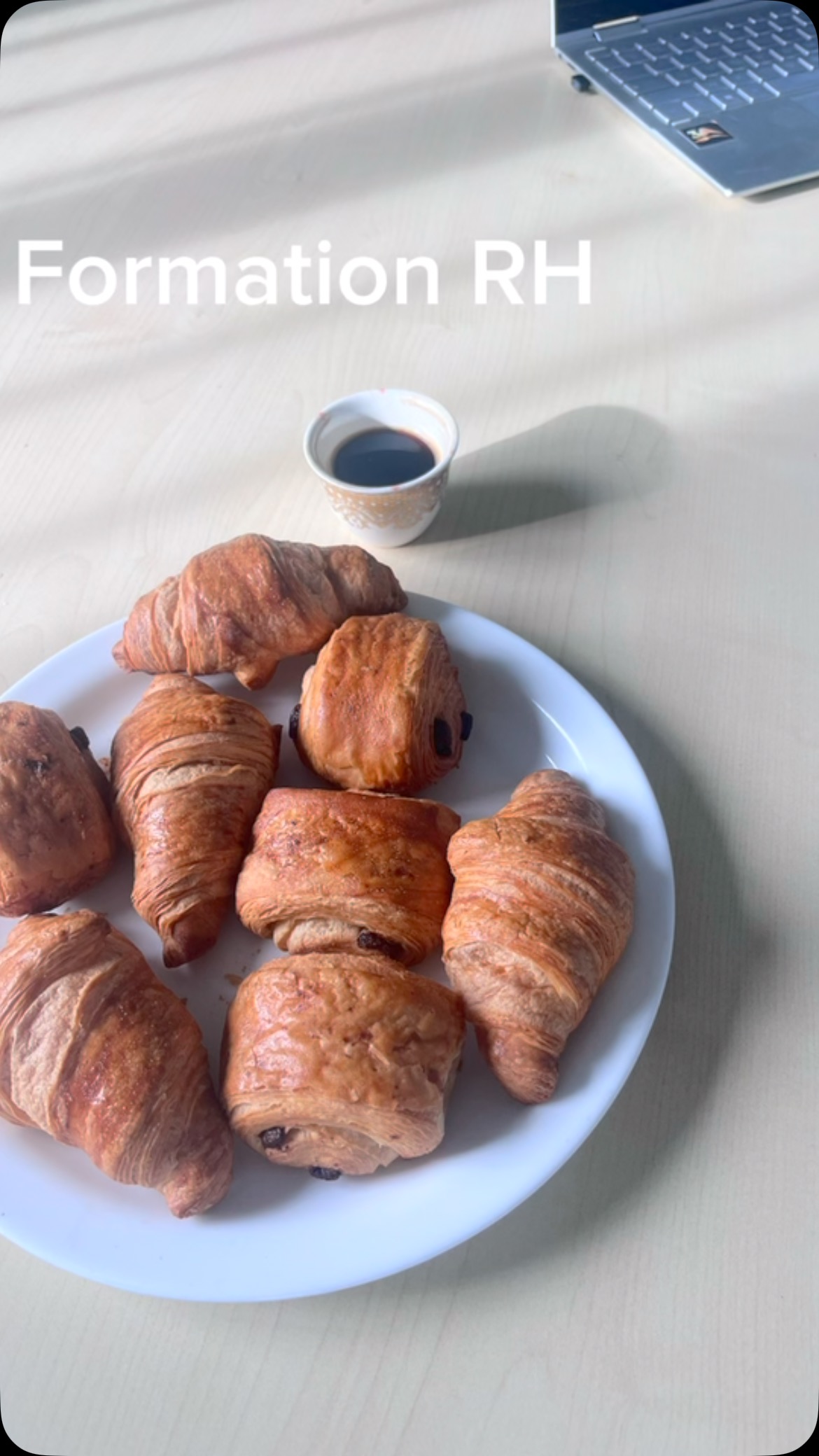 🎬 Immersion dans ma dernière journée de formation RH à la COR
Un cadre atypique, une belle énergie d’équipe, et des échanges riches autour des fondamentaux RH.
📍Lieu : la COR– Coopérative des Ouvriers du Port de La Réunion
💼 Thème du jour : rémunération, dialogue social, qualité de vie au travail…
🚢 Et en toile de fond : grues, conteneurs, et tout un univers portuaire impressionnant.
Merci au groupe pour son implication et à la COIR pour son accueil chaleureux 🙏
Former dans des environnements aussi concrets et engagés donne encore plus de sens à l’accompagnement RH.
🔗 www.valerievitry.re
#formationRH #coachingprofessionnel #bilandecompetences #formationentreprise #coachreunion #coachcertifié