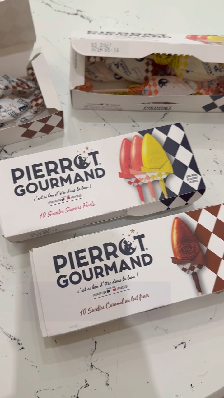 Un clásico francés que nunca pasa de moda… Las míticas piruletas de Pierrot Gourmand ya están en Feliz.
Un toque nostálgico, dulce y chic, directo desde París.
Un icono de la infancia en Francia… ¡y ahora también en Madrid!
#PierrotGourmand #DulcesFranceses #RegalosConEncanto #SaborDeFrancia #MadridGourmet #CajasRegalo #FelizMadrid #GolosinasFrancesas #HechoEnFrancia #DeliciasFrancesas #dulcesdeinfancia
#FelizMadrid
#RegalosConEncanto
#CajasRegalo
#ProductosFranceses
#DeliciasFrancesas
#GourmetMadrid
#IdeasDeRegalo
#RegalosOriginales
#MadridConSabor
#RegalosConEstilo
#SaborDeFrancia
#DetallesEspeciales
#HechoEnFrancia
#BoxGourmet
#regalosexclusivos