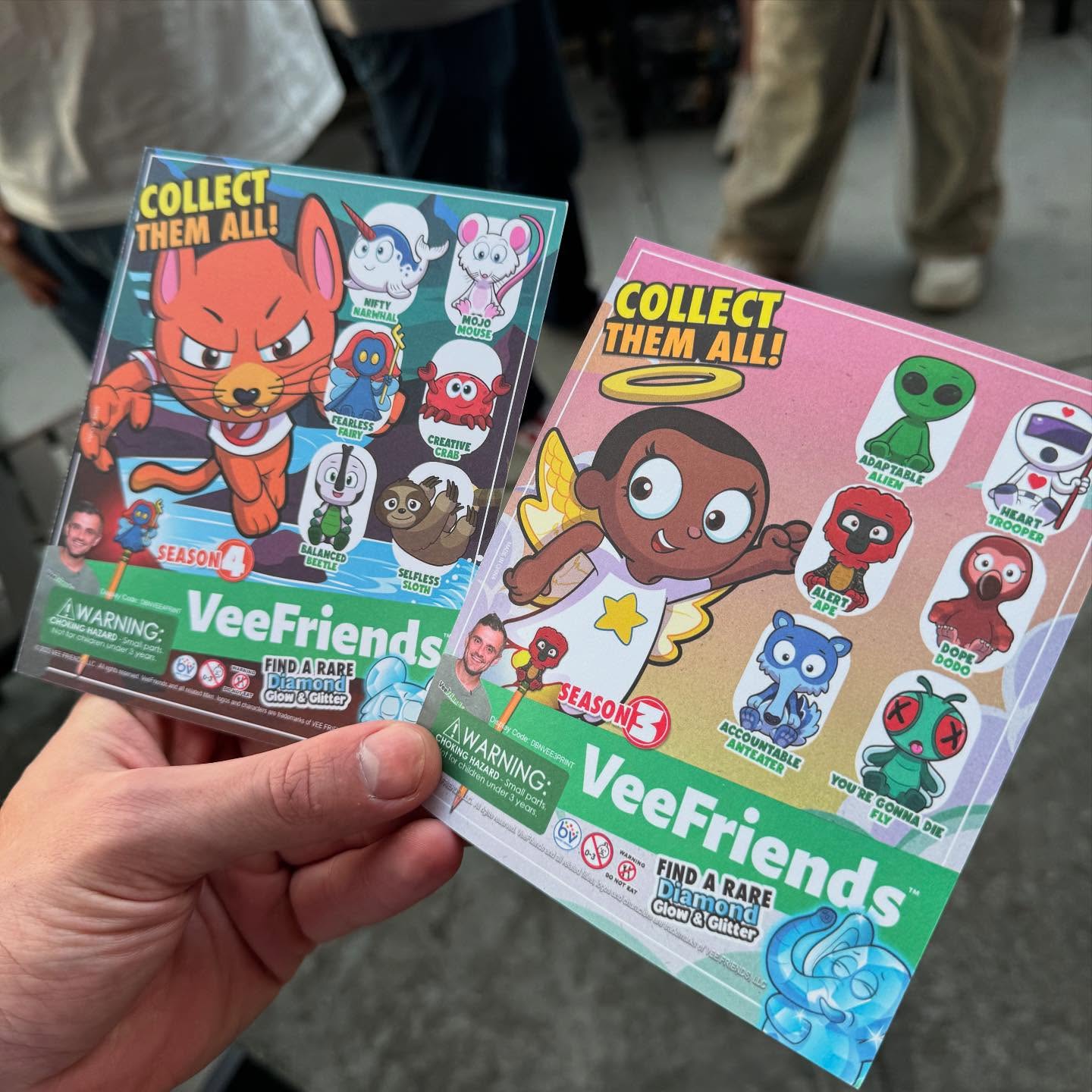 Have you seen these displays inside VeeFriends machines!? They show all the current characters in seasons 1-4! Check em out and see what variety you can find!
#VFMinis #LOUDVending