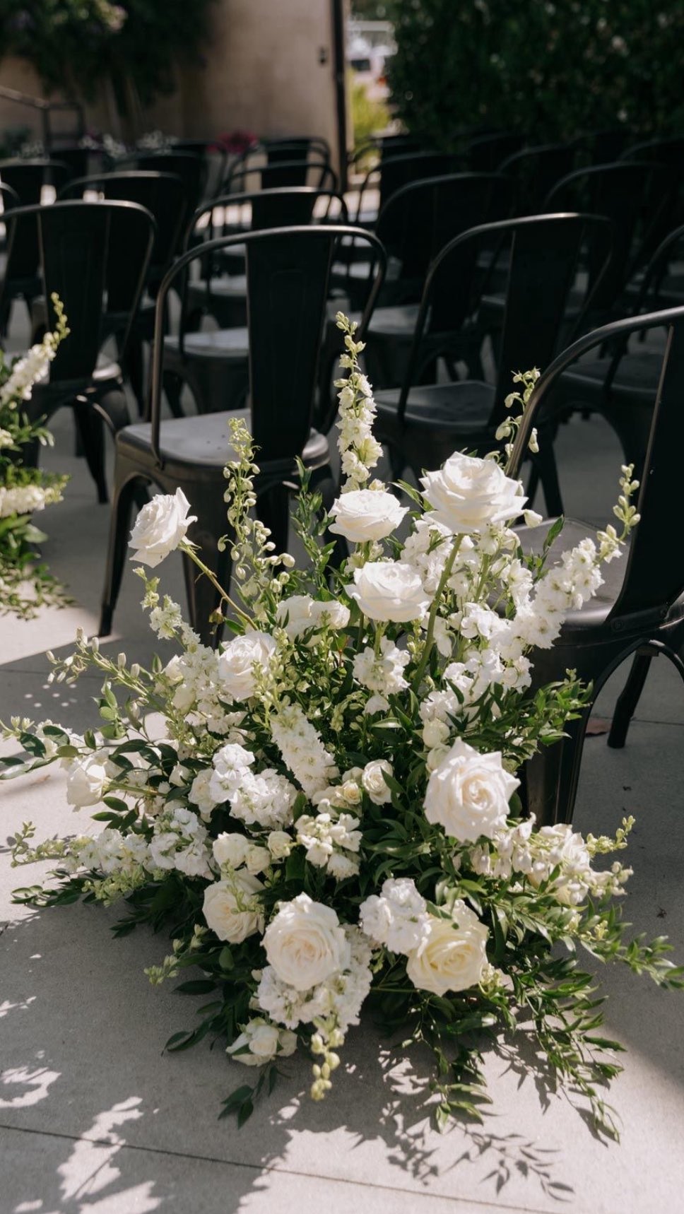 Ein Blick hinter die Kulissen unserers Weihnachtspaares 2024!
Meist zeigen wir nur die perfekten Bilder nach der Hochzeit – das große Finale. Aber was kaum jemand sieht: Die echte Arbeit passiert lange davor – im Hintergrund, in jeder stillen Absprache, in jedem kurzen Blick, in jedem gelösten Problem noch bevor es jemand bemerkt.
Als Hochzeitsplaner sind wir nicht „nur“ für das schöne Design zuständig – obwohl wir dies natürlich gemeinsam mit dem Dekorateur entwickeln. Unsere wahre Aufgabe beginnt lange vor dem Hochzeitstag: mit Mails, Telefonaten, WhatsApp-Nachrichten, Location-Visits, Video-Calls und endlosen To-Do-Listen.
Und dann ist er da: Der Tag eurer Hochzeit.
Wir sind vor Ort, noch bevor der erste Gast ankommt. Wir checken z.B.:
✔️ Ist beim Getting Ready alles da?
✔️ Sind alle Dienstleister pünktlich?
✔️ Steht der Zeitplan? Läuft die Technik? Hat die Live-Band ihren Soundcheck?
✔️ Stehen die Tische richtig? Sind die Namenskarten korrekt verteilt – auch wenn sich in letzter Minute Gäste abgemeldet haben?
✔️ Sind die Gelübde griffbereit?
✔️ Habt ihr gegessen? Genug getrunken? Braucht ihr Ruhe? Nähe? Hilfe?
Wir koordinieren Gruppenfotos, verschieben Deko, stimmen den Ablauf mit DJ und Caterer ab – damit euer Essen warm bleibt und Überraschungen wirken. Und wenn niemand merkt, wie reibungslos alles läuft, dann haben wir unseren Job richtig gemacht.
Denn unser Ziel ist, dass ihr, eure Trauzeugen und eure Gäste diesen Tag in vollen Zügen genießen könnt – ohne Stress, ohne Sorgen. Nur mit
Wir halte euch den Rücken frei, damit euer Tag genau so wird, wie ihr ihn euch erträumt habt –
Ihr wollt das auch - dann stimmt noch heute einen Termin mit uns ab. Wir freuen uns auf Euch und Eure Träume!
Planner: @levin.wedding
Foto: @michaelbanert
Video: @jacquelinealicegoutier
Schilder: @studiovanhart
Schuhe: @jimmychoo
#winterhochzeit #winterweddings #hochzeitsplanerköln #hochzeitsplaner #weddingplanner #weddingplanning #workhard