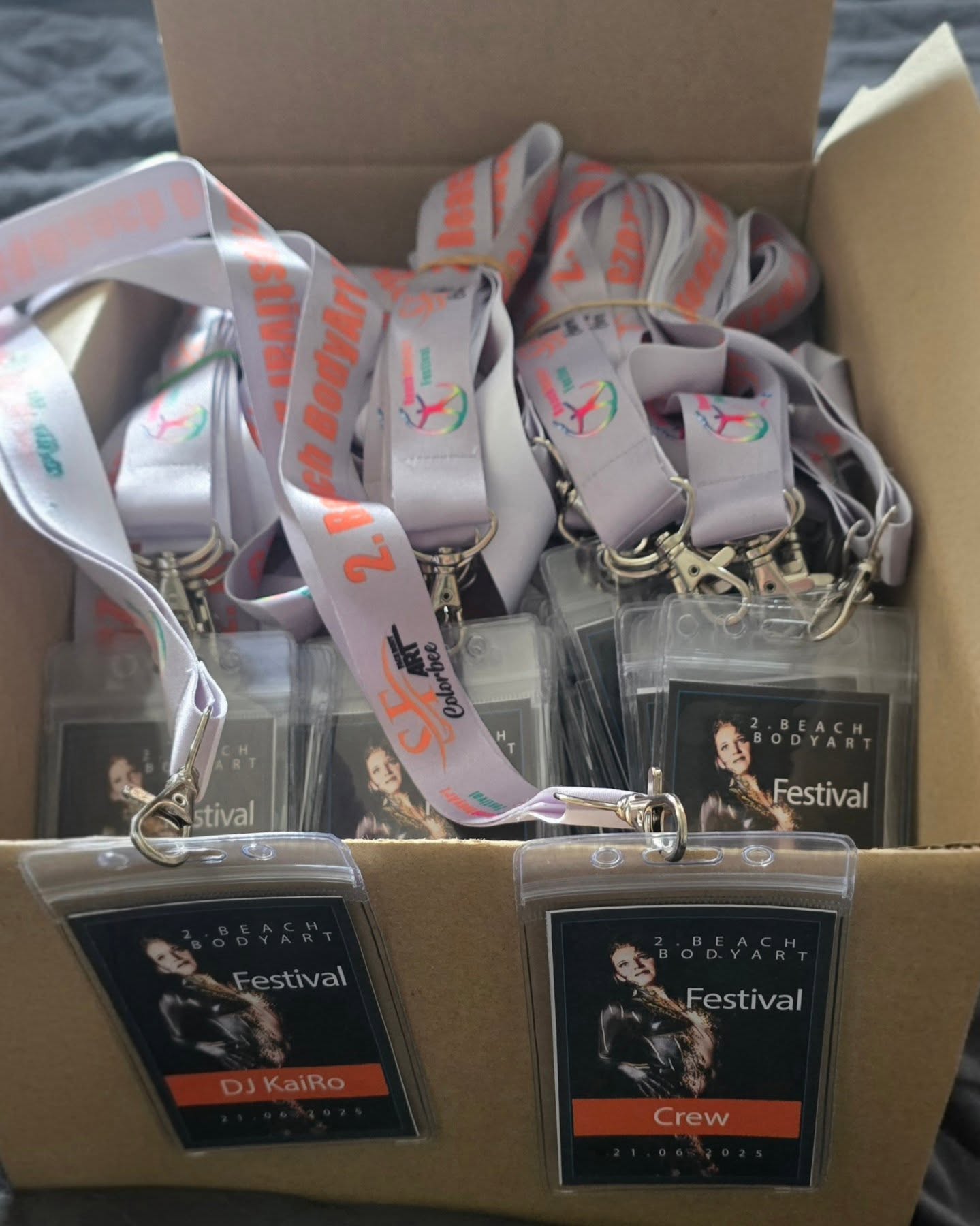 Es geht in die letzten Vorbereitungen für das 2.Beach BodyArt Festival am 21.06.2025 am @beachclubleubingen !
Die Ausweise für Künstler, Models, Aussteller uvm. fertig
#beachbodyartfestival
#bodypaintingsömmerda
#bodypainting_event_am_beach #senjocolor #bodypainting #bodypaintingkünstler ##airbrush #superstarpaintofficial #mehron