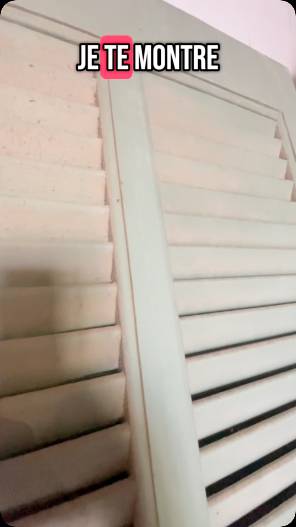 Aerogommage d’un volet en bois exotique peint de multiples couches de peinture verte #aerogommage #entrepeneur #bois #peinture re