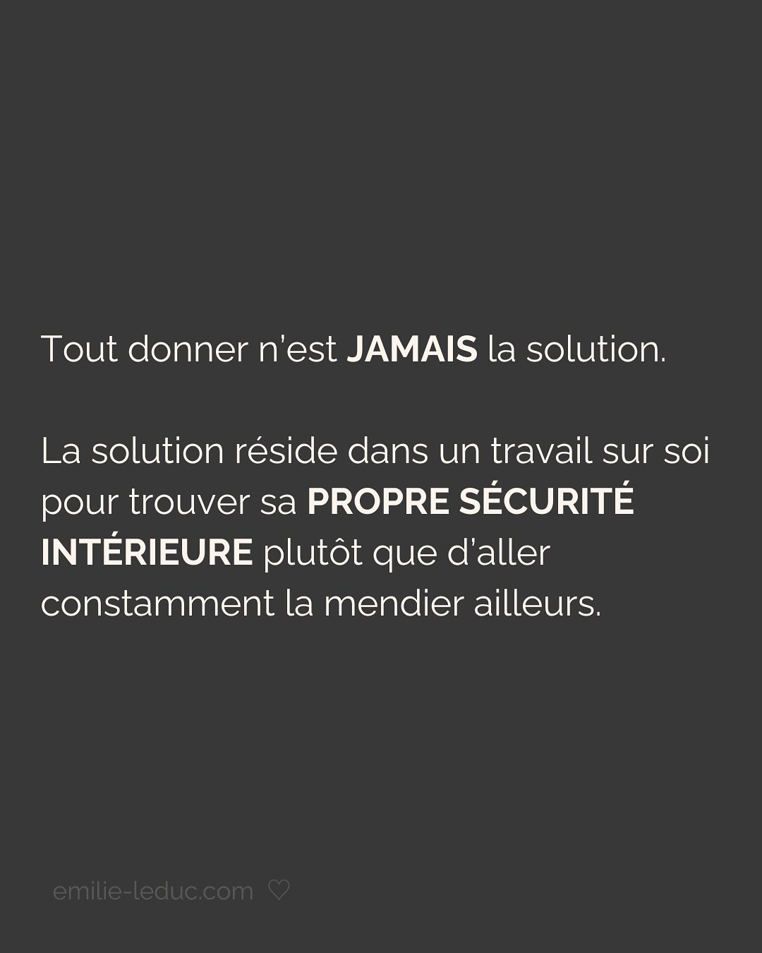 Je rencontre C. en 2021 et le contact passe bien. On prend un verre, il est sympa, drôle, smart, et super gentil. À la fin du date, il propose naturellement qu’on se revoit. Pour ce 2e rdv, il prend les devants, choisi l’endroit etc.
Jusqu’ici, C. semble savoir ce qu’il veut et ça fait du bien.
Mais très vite, je sens que tout ce que je dis est parole d’évangile. Qu’il commence à mettre ses besoins de côté pour coller aux miens. Je le sens perdre de son charme à mesure qu’il tente de me plaire en effaçant subtilement mais sûrement qui il est.
Je prends mes distances, il le ressent et essaye de coller à l’image qu’il croit que j’attends. Je suis refroidie, je quitte la relation avec toutes les questions que j’ai mises dans le post.
Aujourd’hui, je comprends que j’avais besoin de quelqu’un avec un minimum de sécurité intérieure.
Sauf que ça, ça ne se force pas.
LA SÉCURITÉ INTERIEURE NE PEUT SE FEINDRE.
Tu peux porter tous les masques que tu veux, celui de la sérénité intérieure, de la sécurité, de la confiance et de l’estime de soi ne peut se maquiller.
La preuve, toi non plus tu n’es pas dupe.
2 ans plus tard, quand j’ai rencontré mon chéri, il était profondément gentil et attentionné. Mais il avait surtout quelque chose que beaucoup d’autres hommes n’avaient pas et que j’arrivais pas à expliquer.
Mais c’était bien ça. Ce qui m’attirait plus que tout chez lui, c’était sa sécurité propre, sa sérénité intérieure.
Si cela n’est pas présent chez ton/ta partenaire, c’est normal que ça crée un malaise.
Tu es bien placée pour savoir que partager ta vie avec une personne qui en fait trop pour être aimée et validée, c’est épuisant et pas très sexy…
———————————————————————————
Je suis Emilie, thérapeute & coach diplômée spécialisée dans la dépendance affective.
J’aide les femmes qui souffrent de schémas toxiques répétitifs à aimer sereinement et librement, sans plus jamais s’oublier.
#dependanceaffective #manipulation#relationtoxique#addiction#dependance#blessuredabandon#rupture#couple#hypersensibilité#hypersensibles#abandon#perversnarcissique#depression#blessuredelame#amourdesoi#tinder#rencontre#angoisse#solitude#lovecoach#pn#amourdesoi