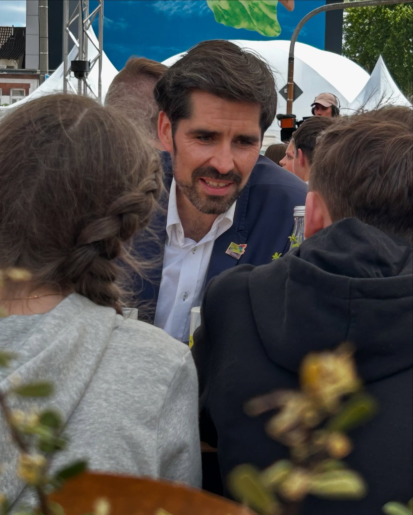 Heute geht der Rheinland-Pfalz-Tag zu Ende - viele wunderbare Menschen durfte ich treffen.
Ich danke allen, die dieses Fest der Begegnung möglich machten. Das stärkt unser Miteinander und macht Lust auf das gemeinsame Gestalten der Zukunft. So viele Menschen arbeiten daran in unterschiedlichen Bereichen mit. Das macht uns stark. Danke!
#rlptag #rlptag2025 #neustadtanderweinstrasse #weinstrasse #zusammenland #gemeinsamstark #rlp #alexanderschweitzer #hambacherschloss #demokratie #sventeuber #trier #trierimlandtag