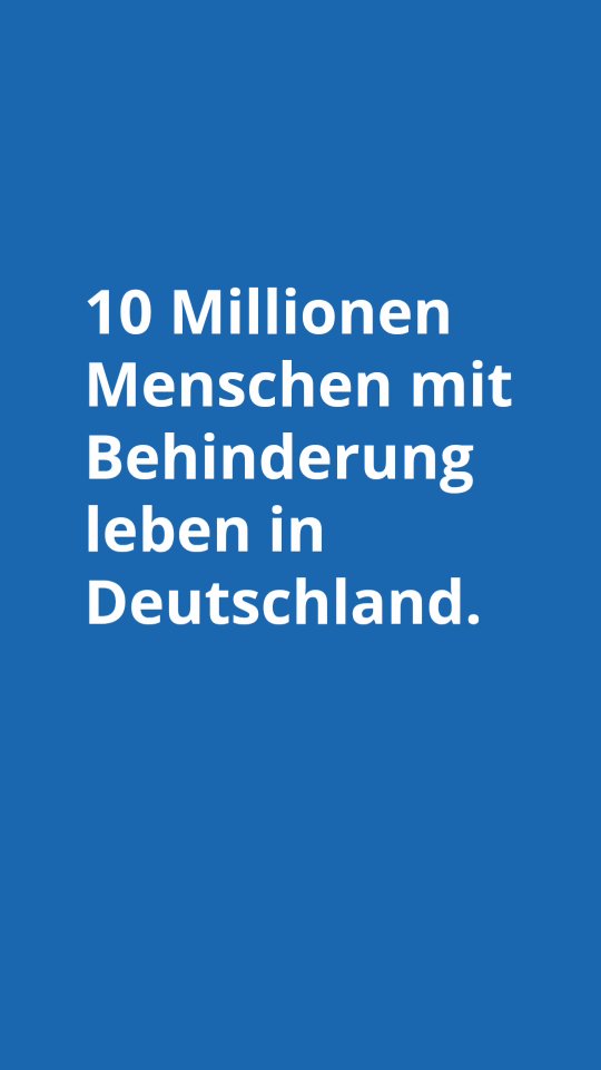 Am 10. Mai 2025 haben wir gemeinsam mit den Behindertenbeauftragten der Marktgemeinde Holzkirchen, Bärbel Sokat und Ursula Fischer, sowie der Bürgerstiftung Holzkirchen zum Aktionstag für die Gleichstellung von Menschen mit Behinderung eingeladen.
Ziel des Aktionstags war es, auf Barrieren im Alltag aufmerksam zu machen und unterschiedliche Perspektiven sichtbar zu machen.
Verschiedene Rednerinnen und Redner haben ihre Sichtweisen und Erfahrungen eingebracht. Unter anderem beteiligten sich Olaf von Löwis (Landrat und Schirmherr des Netzwerk Ehrenamt), Markus Ertl (VdK-Kreisverband Bad Tölz-Wolfratshausen), Oliver Sahnwaldt (Selbsthilfegruppe Systemsprenger Hausham), Bärbel Sokat (Behindertenbeauftragte Holzkirchen), Sebastian Englich (DGB Oberbayern), Martina Bechtold (Gehörlosenverband) und Svenja Killius (Projektleitung Inklusion im Engagement).
Im Rahmen der Veranstaltung hat Svenja Killius unser neues Projekt „Inklusion im Engagement“ vorgestellt. Wir untersuchen, auf welche Barrieren Menschen mit Behinderung im Bereich Ehrenamt stoßen, welche bestehenden Angebote und Ansprechpersonen es bereits gibt und wie Teilhabe verbessert werden kann.
Das Projekt wird vom Bayerischen Staatsministerium für Familie, Arbeit und Soziales (@bayerisches_sozialministerium) sowie von der lagfa Bayern (@lagfabayern) gefördert. Der Aktionstag wurde von der Aktion Mensch (@aktion_mensch) unterstützt.
Olaf von Löwis (@olafvonloewis), Landrat und Schirmherr des Netzwerk Ehrenamt, hat in einem Instagram-Beitrag zur Veranstaltung betont, dass es noch immer zu viele Hürden gibt, um gleichberechtigte Teilhabe zu ermöglichen. Er fordert daher mehr politische Repräsentanz von Menschen mit Behinderungen.
Dem schließen wir uns an. Denn dort, wo Entscheidungen getroffen werden, braucht es auch Stimmen von Menschen mit Beeinträchtigungen.
Als Netzwerk Ehrenamt setzen wir uns insbesondere für Teilhabe im freiwilligen Engagement ein.
Inklusion im Ehrenamt beginnt mit der Frage: Was braucht ihr?
Wir hören zu und stoßen Veränderungen an.
Wer dazu eigene Erfahrungen oder Hinweise einbringen möchte, kann sich gerne an uns wenden:
info@nea-mb.de oder inklusion.