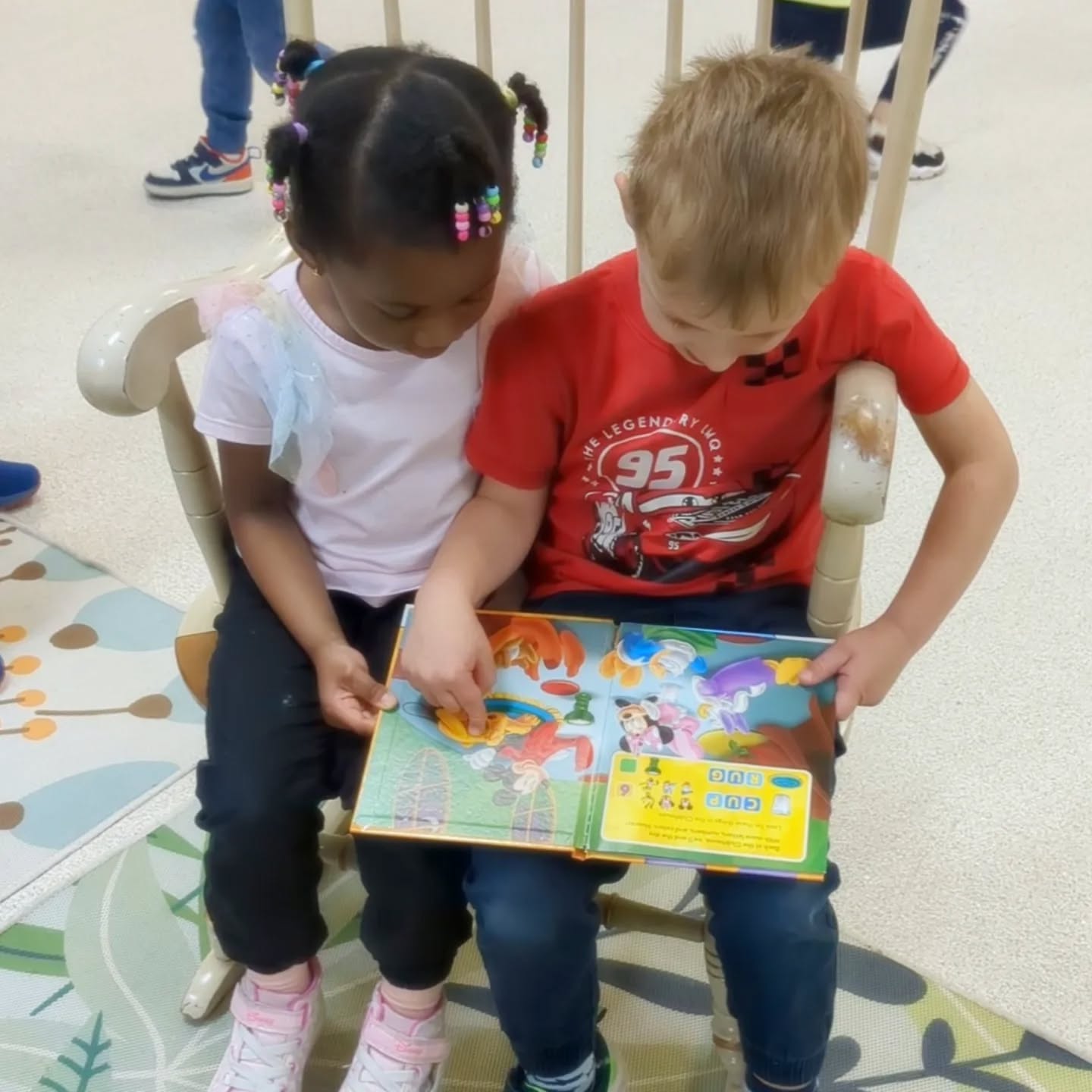 Reading buddies ❤️ #welovebooks #preschoolfriends #veritasatelmwood