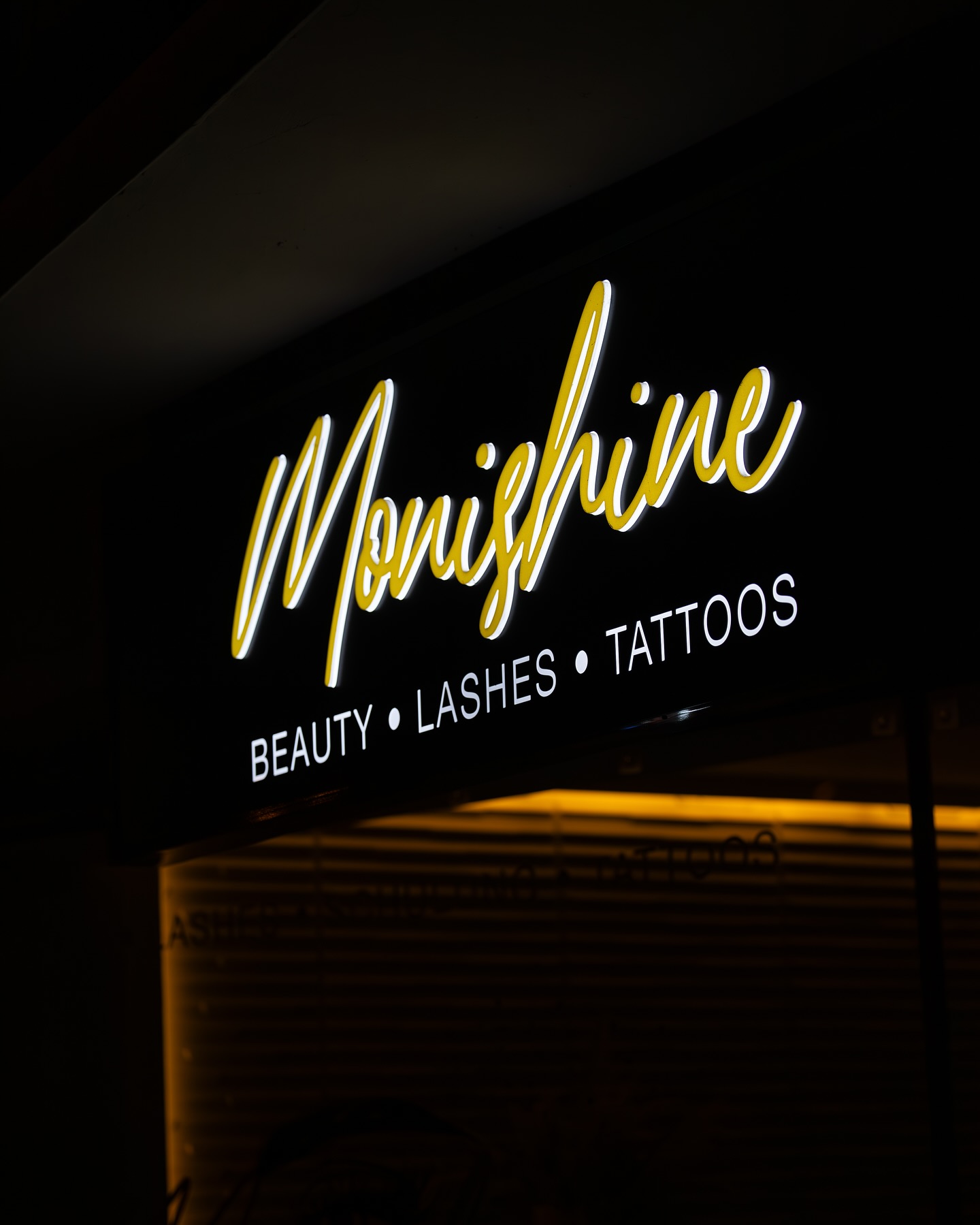 🌙💡 Wenn dein Logo bei Nacht leuchtet!
Die beleuchtete 3D-Schrift von „Monishine“ setzt auch im Dunkeln ein echtes Statement. Stilvoll, hochwertig und unübersehbar – so geht Außenwerbung mit Wirkung.
🔸 Strahlendes LED-Logo
🔸 Sichtbarkeit rund um die Uhr
🔸 Eyecatcher für vorbeigehende Kunden
Du willst, dass dein Geschäft auch nach Feierabend leuchtet? Dann schreib uns – wir bringen deine Vision ins Licht! 💬✨
#Lichtwerbung #Werbetechnik #BeleuchtetesSchild #3DBuchstaben #Außenwerbung #Signage #VisuelleKommunikation #BeautyBranche #Monishine #Werbetechniker