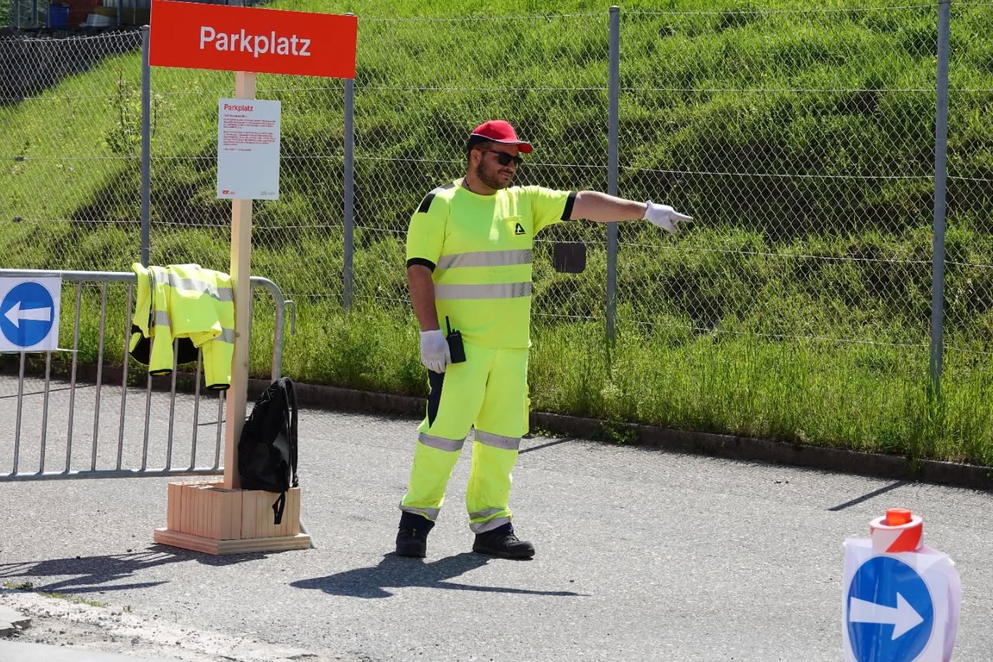 AiOS Verkehrsdienste
Parkplatzchaos? Nicht mit uns!
Unsere smarte Parkplatzbewirtschaftung sorgt bei jedem Event für einen reibungslosen Ablauf. Wir sorgen von der Einfahrt bis zur Ausfahrt für Ordnung.
Effizient gesteuert. Klar geregelt. Entspannt ankommen.
#eventlogistik #parkplatzmanagement #veranstaltungssicherheit #smartparking #eventplanung #sicherheitgehtvor #sicherheit #eventsecurity #eventplanner #verkehrsicherheit #aiosswiss