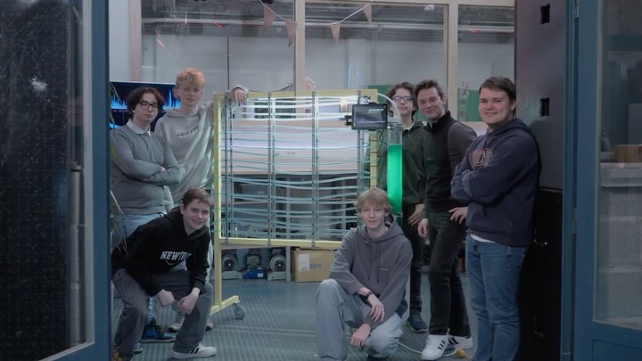 Onze leerlingen ontwierpen als een van hun projecten een functionerende zuurstofgenerator op basis van algen, een technologisch antwoord op ecologische uitdagingen.
Dit is STEM op zijn best: interdisciplinair denken, creatief probleemoplossen en werken aan duurzame oplossingen met échte impact.
Onze school biedt meer dan kennis: we creëren een leeromgeving waar toekomstgerichte competenties centraal staan. Denk aan analytisch vermogen, zelfsturing, samenwerking en innovatiekracht — eigenschappen waar de arbeidsmarkt vandaag schreeuwend om vraagt.
STEM is geen va, het is een mindset. Durf kiezen voor STEM!
Durf bouwen aan de toekomst. 🌿⚙️✨
Dit project werd mede mogelijk gemaakt door RTC Oost-Vlaanderen.