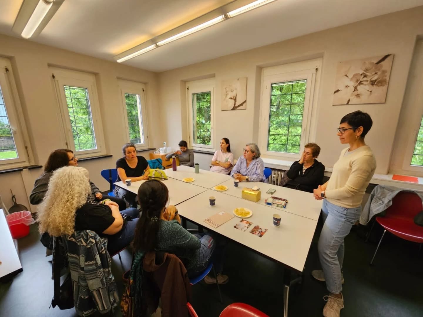 Language and Identity - with Adriana
What words define us? How does our voice change in another language?
In this session we reflected together on how language shapes who we are, how we relate and how we inhabit different worlds.
Thanks to all who shared their stories, accents and emotions. And thanks to Adriana for guiding us with such warmth.
----
Idioma e Identidad – con Adriana
¿Qué palabras nos definen? ¿Cómo cambia nuestra voz en otro idioma?
En esta sesión reflexionamos juntos sobre cómo el lenguaje moldea quiénes somos, cómo nos relacionamos y cómo habitamos distintos mundos.
Gracias a todas las que compartieron sus historias, acentos y emociones. Y gracias a Adriana por guiarnos con tanta calidez.
---
Sprache und Identität - mit Adriana
Welche Wörter definieren uns? Wie verändert sich unsere Stimme in einer anderen Sprache?
In dieser Sitzung haben wir gemeinsam darüber nachgedacht, wie Sprache uns prägt, wer wir sind, wie wir in Beziehung treten und wie wir verschiedene Welten bewohnen.
Vielen Dank an alle, die ihre Geschichten, Akzente und Gefühle mit uns geteilt haben. Und danke an Adriana, die uns mit so viel Herzlichkeit geführt hat.
#ETKultur #interAct #integrationstadtzürich #languageandidentity