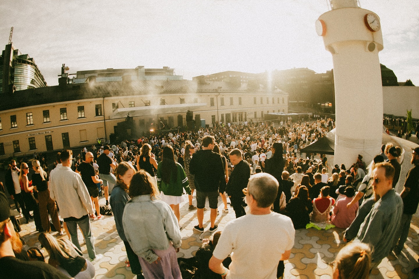 LAUANTAINA TANSSITAAN💛 Outsiders viikko on täällä ja vihdoin pitkän odotuksen jälkeen päästään bailaamaan Lasipalatsin Aukiolla🫶🏼
Outsiders starttaa kesän festarikauden ja kesään kuratoitu line up artisteja ei tule jättämään ketään kylmäksi🥰
Nappaa liput nyt ennakkoon ja varmista paikkasi Lasipalatsin Aukiolla! Linkki lippuihin biossa💛