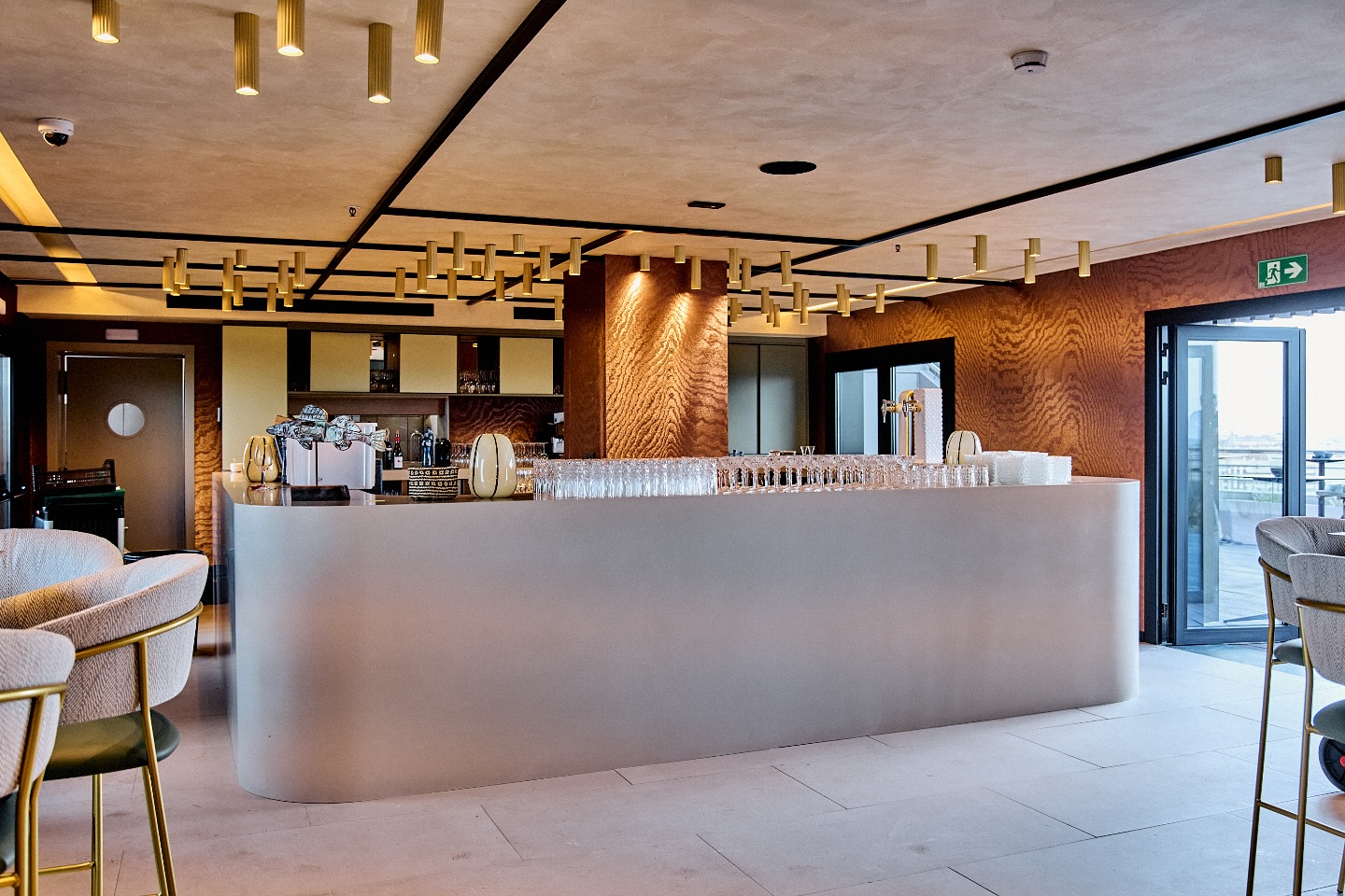 Las vistas no se acaban en la terraza.
Desde nuestra barra interior, Valencia también se ve diferente.
Ven y compruébalo desde el otro lado de Sky Bar💫
@novotelvalencialavant