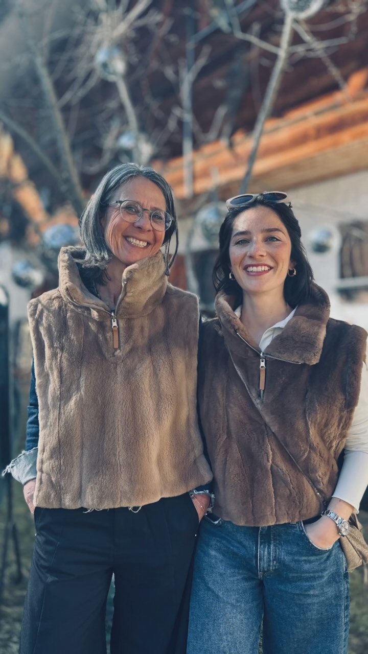 Customer Story:
🇩🇪 Nicht nur die wertvollen Vintage-Materialien, mit denen wir arbeiten dürfen, werden über Generationen weitergegeben – bevor wir ihnen ein völlig neues Design geben – sondern auch unsere fertigen RE/DESIGNS begleiten mehrere Generationen! 🧑🧒🧒
Hier haben wir mit unserem Upcycling-Service die alten Nerzjäckchen von Groß- bzw. Urgroßmutter in zwei neue „Rollunder“ verwandelt – wendbar, jeden Tag tragbar und modern sind sie jetzt absolute Lieblingsstücke. 🔄💖
Vielen Dank an unsere Kundinnen - dieses wunderschöne Mutter-Tochter-Duo Urbez, dass ihr unsere Vision teilt und die wertvollen Stücke im Kreislauf haltet! ♻️
🇬🇧 Not only the precious vintage materials we work with are passed down through generations – already before we redesign them into something completely new – but also our finished re/design masterpieces are worn across generations! 🌿
Here, thanks to our upcycling service, the old mink jackets from grandma or great-grandma were turned into two new reversible “Rollunder” – modern favorites that used to hang in the closet for decades waiting for a second life. 🔄💖
Many thanks to our mother-daughter duo Urbez for sharing our vision and keeping precious pieces in the loop! ♻️
#redesign #upcycling #service #circularfashion