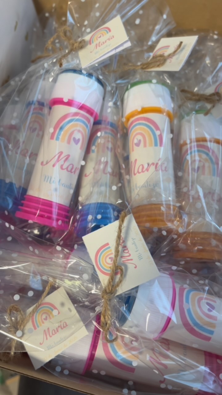 🫧 POMPEROS 🫧
Hoy hemos enviado este pedido de pomperos para un bautizo!
Ahora que viene el buen tiempo, los peques se lo pasan en grande con las burbujas 👧🏼
🔝 Puedes regalar a los invitados más peques pomperos para la salida de la Iglesia en tu boda. Las fotos con arroz y burbujas quedarán súper chulas, además que ellos estarán entretenidos y se divertirán un montón! 💕
Y si aún tienes pendiente los detalles para los invitados a tu evento, visita nuestra web para encontrar el que más encaje contigo. 🎁 (Link en la bio)
#pomperos #detallesniños #bautizo #comunion #boda #cumpleaños