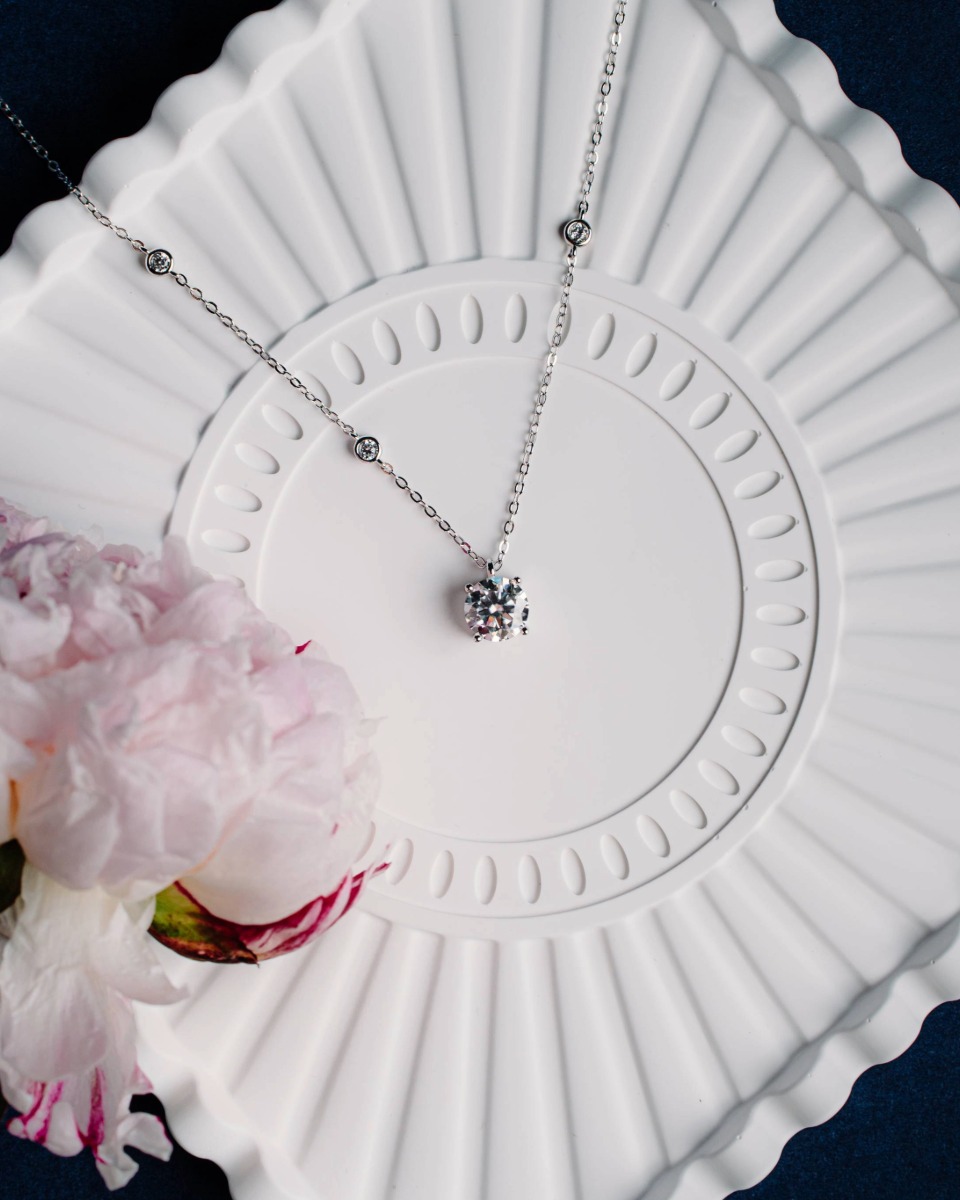 The Étoile Solitaire Necklace - timeless.
Crafted with lab-grown star-like brilliance, this moissanite diamond necklace captures the art of subtle elegance and aspiration.
Perfect for making a bold statement, everyday!
#oralis #oralisjewels #disruptingdiamonds #diamondnecklace #unapologetic #ethicaljewellery #dubai❤️ #dubailiving #moissanitediamond #jewellerymaker #luxuryliving #diamondjewellery #moissanite #necklacesofinstagram