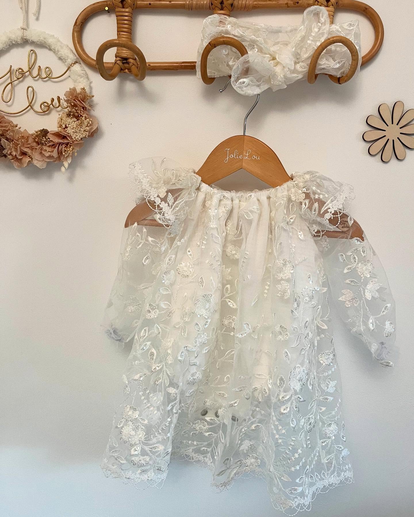 🤍Barboteuse Suzanna🤍
Toute en élégance dans ce tulle brodé que j’affectionne beaucoup !
Suzanna sera parfaite pour vos cérémonies 🕊️
#barboteuse #robedeceremonie #dentelle #mariage #bapteme #ceremony #babygirl #créatrice #creatricebebe