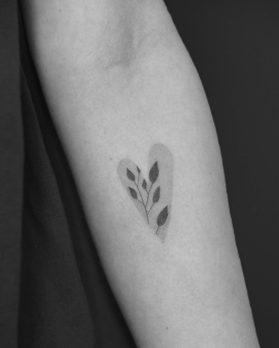 blätterherz
merci anne
#handpoketattoo
#handpokedtattoo
#stickandpoke
#finelinetattoo
#botanicaltattoo
#planttattoo
#leavesandtattoos
#hearttattoo
#minimalink
#slowtattoo
#dotworktattoo
#blackworktattoo
#delicatetattoos
#tattoowithmeaning
#weimartattoo
#erfurttattoo
#jenatattoo
#goldstattbraun
#keinbockaufnazis
