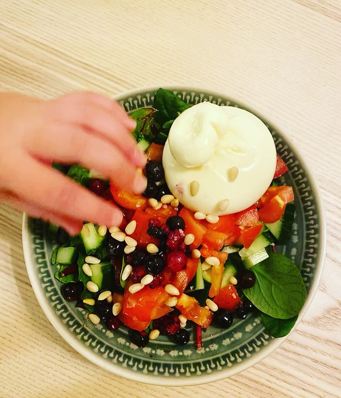 Haps - så er der ungernes fingre i Mors Instagram salat igen. Oh well... 😝
Her kommer endnu en hurtig og lækker momma salat, der ikke blot er velsmagende, men også fyldt med farver og næringsstoffer:
Start med en frisk og sprød salatblanding.
For at tilføje en nøddeagtig smag og en dejlig crunch, inkluderer vi pinjekerner.
Frosne blandede bær bringer en sødme og en skøn farve til salaten.
Burrata, en lækker italiensk ost, tilføjer en cremet og rig dimension til salaten.
Tomat og agurk er klassiske ingredienser i enhver salat.
For at fuldende salaten, hæld lidt olivenolie over. Drys lidt havsalt over for at fremhæve smagene, og tilsæt 1 teske æblecidereddike som dressing.
Når alle ingredienserne er samlet, sæt burrata på toppen af salaten som en stjerne i retten.
Nyd denne salat som en hurtig frokost eller en let middag. Den er ikke kun hurtig at lave, men også en sund og tilfredsstillende ret, der vil glæde både voksne og børn. Og husk, spis hurtigt ... inden ungerne hapser den 😉
Læs hele blog indslaget på boernebiopaten.com. Og find mange flere sunde opskrifter på bloggen 😚
#børnebiopaten #sundhed #salat #opskrift
