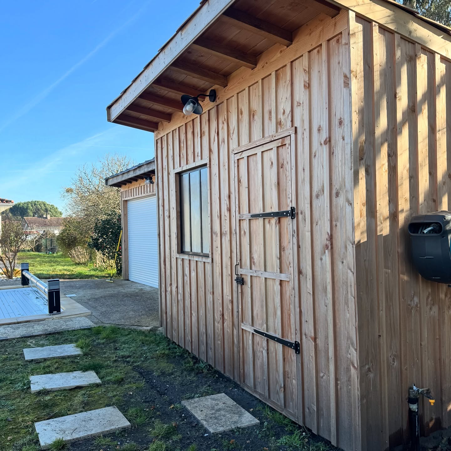 Cuisine d’été et local piscine
Bardage volige couvre joints Pin Douglas
Verrière acier sur mesures
#constructionbois #charpentebois #menuiserie #cuisineexterieur #woodworker
