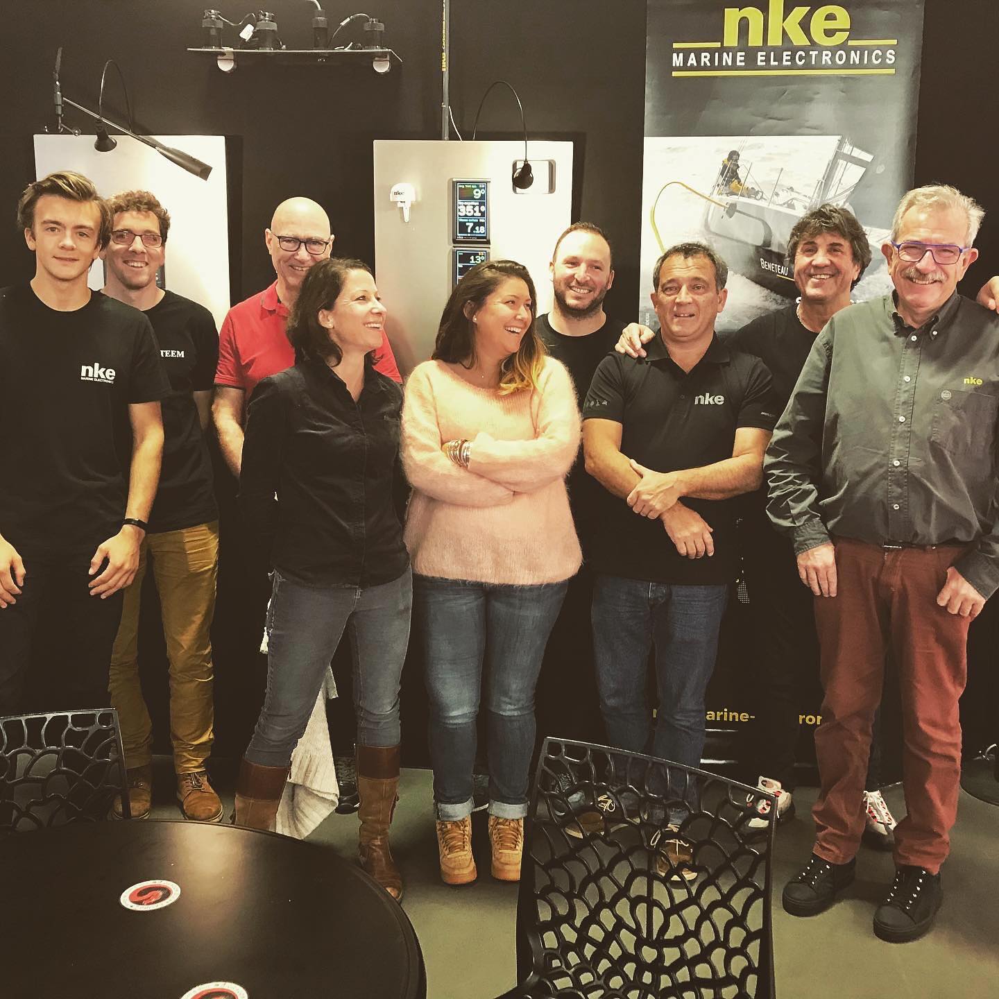 🌊 Bon vent Stef 🌊
Depuis plus de 13 ans, il a été un de nos contacts privilégiés chez nke.
Il a été une "interface" importante entre chacun d’entre nous, il a été une oreille attentive, il a été un support solide et efficace, jamais de problème, que des solutions, et au-delà de tout cela, il est resté un ami, toujours le sourire aux lèvres, quelqu’un qu’on avait souvent au téléphone ces derniers temps pour parler de tout et de rien.
Son optimisme était sa façon d’être, contre vents et marées, il nous réconfortait et nous rassurait.
Il va nous manquer...
Toute la team TEEM souhaite beaucoup de courage à sa famille et ses proches… pourvu qu’il puisse profiter là-haut de la mer et de son horizon qu’il aimait tant…💙✨