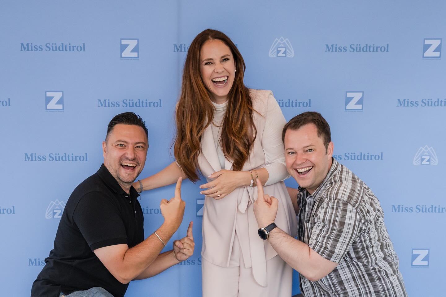 Casting der diesjährigen Zett-Miss Südtirol Wahl! ✨
Herzlichen Glückwunsch an alle Mädels, die im Finale sind.
Alle Teilnehmerinnen die dabei waren: ihr könnt stolz auf euch sein✨
Ich freue mich auf die Reise mit den 12 Finalistinnen!
@julia.giaquintoxo
@heisssophia
@katharina.ladurner
@nicole.schweigkofler
@lena__frei
@teresaschwitzer
@lea.trenkwalder
@isabel.schrott
@nagentasky
@laa.sofia_
@katharina_mairr
@denise_santa_
@zettmisssuedtirol2026
Team
@patex.it
@aichner.photo
@tanzfabrik_suedtirol
@bettinamanfra
@pauline_aster
Danke an die Jury: @karin_perathoner @sabine_leiter @stayfit.astrid @renate_oberleiter @zettamsonntag
Danke an die fantastische Location
@interior_tower
Partner:
@tirolergoldschmied
@style.point_mh
@moire.fashion.by.irene.moschen
@perfectplanswedding
@atelieremebolzano
@bettenhaustheiner.it
@influ.agency
@beyondgreenmedia
@intimissimi.bolzano
Interel Trading
@tetrisproject_bz
@quellenhof_resorts
@cineplexx
@martin_reisen
@trachtenhit
#zettmisssüdtirol #persönlochkeitsentwicklung #eventmanagment #dowhatyoulove
Fotos: @aichner.photo