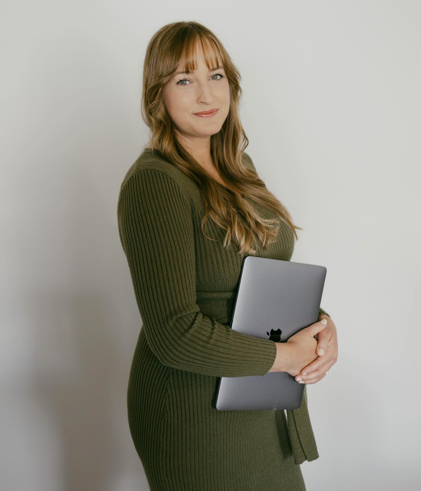 When you want to take fancy headshots for your new author website with the computer you type on, but it’s an old, hefty desktop monitor…so your amazing friend/hairstylist/photographer @leighhaircompany lets you borrow her nice laptop, instead 🥹❤️
Website and blog coming soon! Thanks for being here, friends✨
#author #writer #bookstagram #fiction #debutnovel #novel #fictionnovel #writersofinstagram #authorsofinstagram #nashville #nashvilleauthor #nashvillewriter