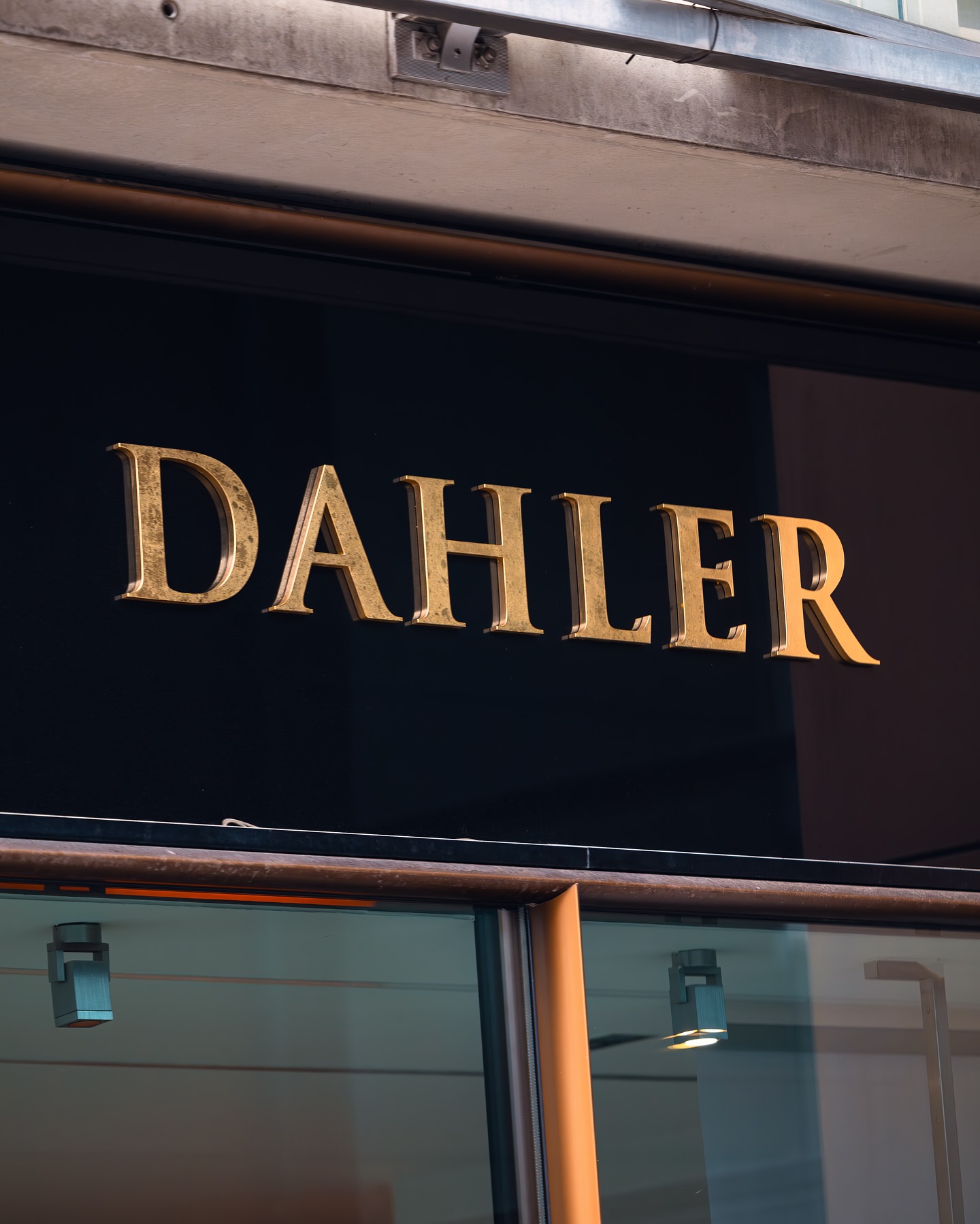 💎✨ Premium sichtbar machen – mit edler Werbetechnik!
Der goldene 3D-Schriftzug für DAHLER setzt auf klare Eleganz und hochwertige Materialien. Ein perfektes Beispiel dafür, wie dezente Außenwerbung dennoch maximale Wirkung entfalten kann.
🔸 3D-Buchstaben in Gold-Optik
🔸 Hochwertige Verarbeitung
🔸 Klassisch, edel & zeitlos
Du willst deinem Business auch eine exklusive Ausstrahlung verleihen? Wir setzen dein Logo hochwertig in Szene! 💬🏢
#Werbetechnik #3DBuchstaben #Goldbeschriftung #Außenwerbung #ExklusiveWerbung #BusinessBranding #SignageDesign #SchilderProfi #Dahler #VisuelleKommunikation #Werbetechniker