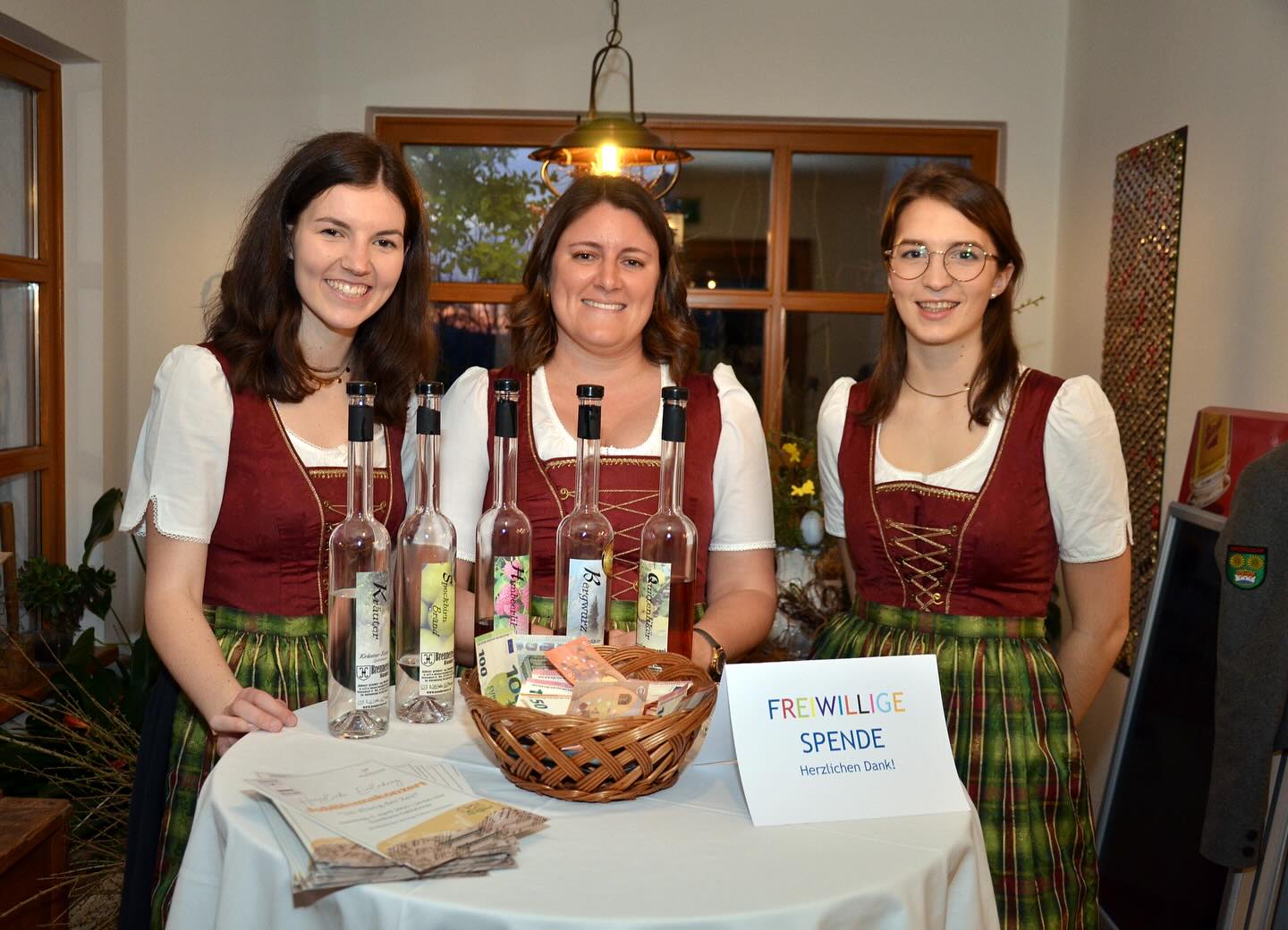 ✨ Frühlingskonzert 2025 – Im Klang der Zeit ✨
Am 5. April fand unser diesjähriges Frühlingskonzert unter dem Motto „Im Klang der Zeit“ statt – ein ganz besonderes, denn wir durften gleichzeitig unser Jubiläumskonzert feiern! 🥳🎶
Unter der musikalischen Leitung von Tobias Gahleitner erlebten wir einen abwechslungsreichen Abend voller Emotionen, Klangfarben und musikalischer Höhepunkte.
🎺 Den feierlichen Auftakt machte der Eröffnungsmarsch „Ungarns Kinder“, gefolgt von energiegeladenen und stimmungsvollen Stücken wie „80er Kult(tour)“, dem Jazz-Klassiker „Birdland“ sowie der schwungvollen „Archivisten-Polka“. Den krönenden Abschluss bildete der Publikumsliebling „Sweet Caroline“, bei dem der ganze Saal mitgesungen hat! 🎤💃
Durch das Programm führten uns auf unterhaltsame Weise verschiedene Musiker:innen aus unseren eigenen Reihen.
Ein großes Dankeschön an alle Mitwirkenden und natürlich an unser wunderbares Publikum! Ihr habt diesen Abend zu etwas ganz Besonderem gemacht. 💐
#frühlingskonzert2025 #konzert #frühling #mvherzogsdorf #herzogsdorf #jubiläum #musikverbindet #musikmachtfreude #gasthausgahleitner