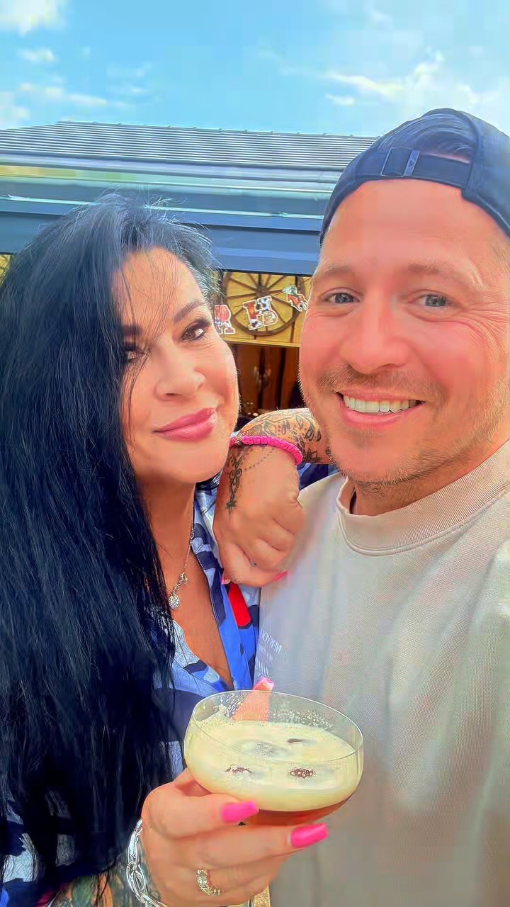 Happy Birthday @iris_klein_mama_ 🎂🎂🎉🎉🥳
So eine Hammer mäßige Stimmung, tolle Menschen und jede Menge Spaß. Danke das wir ein Teil davon sein durften.
Ein großes Dankeschön geht natürlich auch an
@stefan.braun.official, @danielakatzenberger, @lucascordalis , the one and only @cosimoofficial einfach nur real🙌 seine liebe Frau @nathalie_gaus und natürlich an @ninaanhan , @ginalisa2309, @jens_zell, @tobiaswendeler und den besten DJ @dj.quake_official 🎵