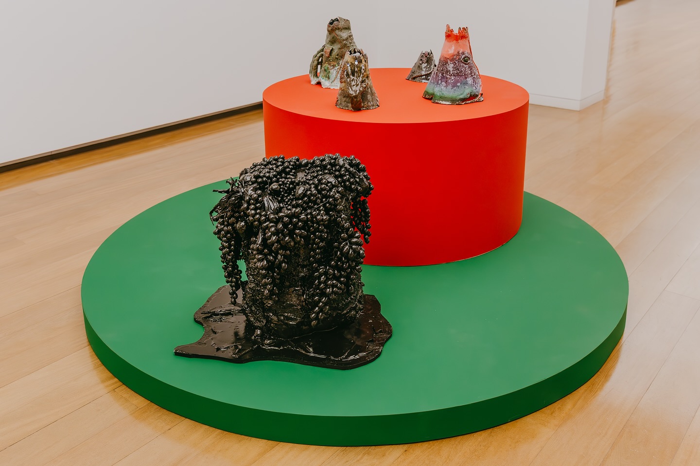 A produção de Darks Miranda transita entre o vídeo, a performance e a escultura e se molda com elementos que passam pela ficção científica e pela cultura de massa. Atravessada por uma vigorosa pesquisa de imagens, a produção de Darks remete a um universo que elabora, em si mesmo, as deformações de um projeto modernista fracassado.
Suas esculturas – comissionadas pela 14ª Bienal do Mercosul e exibidas na Casa de Cultura Mario Quintana e na Fundação Iberê – são como uma pele habitada por uma sociedade intensamente extrativista e dependente da tecnologia. Flores e ovos, natureza e nascimento são exibidos em materiais sintéticos e maleáveis, metálicos e cintilantes. É como se, em seu âmago, processassem magma, lixo radioativo, restos mortais, experimentos científicos e gosma alienígena. As obras aqui expostas, como na produção da artista de modo geral, assinalam paradoxos, como a repulsa e o desejo do fim do mundo concomitantes ao deleite com um planeta cada vez mais contaminado.
Aproveite os últimos dias de Bienal para conhecer o trabalho de @holasoydarksmiranda na
@fundacaoibere e na @ccmarioquintana.
Texto por Taís Cardoso
📷: @thieleelissa.foto
English version in the comments.
Apresentado por: @petrobras
Produção: Fundação Bienal do Mercosul
Apoio Institucional: @unescobrasil, @tjrsoficial, @ccmarioquintana, @museumargs, @farolsantander, Procempa e Bancos Sociais, @instituto.ling, @institutocervantesportoalegre, @eflcultural, @instituto.rouanet, @fundacaoibere e @pucrs
Apoio: @irigaray.guindastes, @lojaspompeia, @gangoficial, @riograndeseguros, @iguatemipoa, @agibank, @vulcabras.oficial, @dufriorefrigeracao, @roxcode.io, @brdeoficial e @art.hoteltransamerica
Media Partner: @grupo_rbs
Apoio Premium: @lojasrenner, @bluevillealimentos e @gerdau
Patrocínio: @crown.embalagens, @caixa, @prefpoa e @governo_rs
Patrocínio Master: @santanderbrasil @banrisul
Financiamento: PRÓ-CULTURA - Lei Estadual de Incentivo à Cultura - #proculturars @sedac_rs #culturaessencial
Realização: Lei Federal de Incentivo à Cultura
#14BienalDoMercosul #BienalDoMercosul #BienalDoMercosul2025