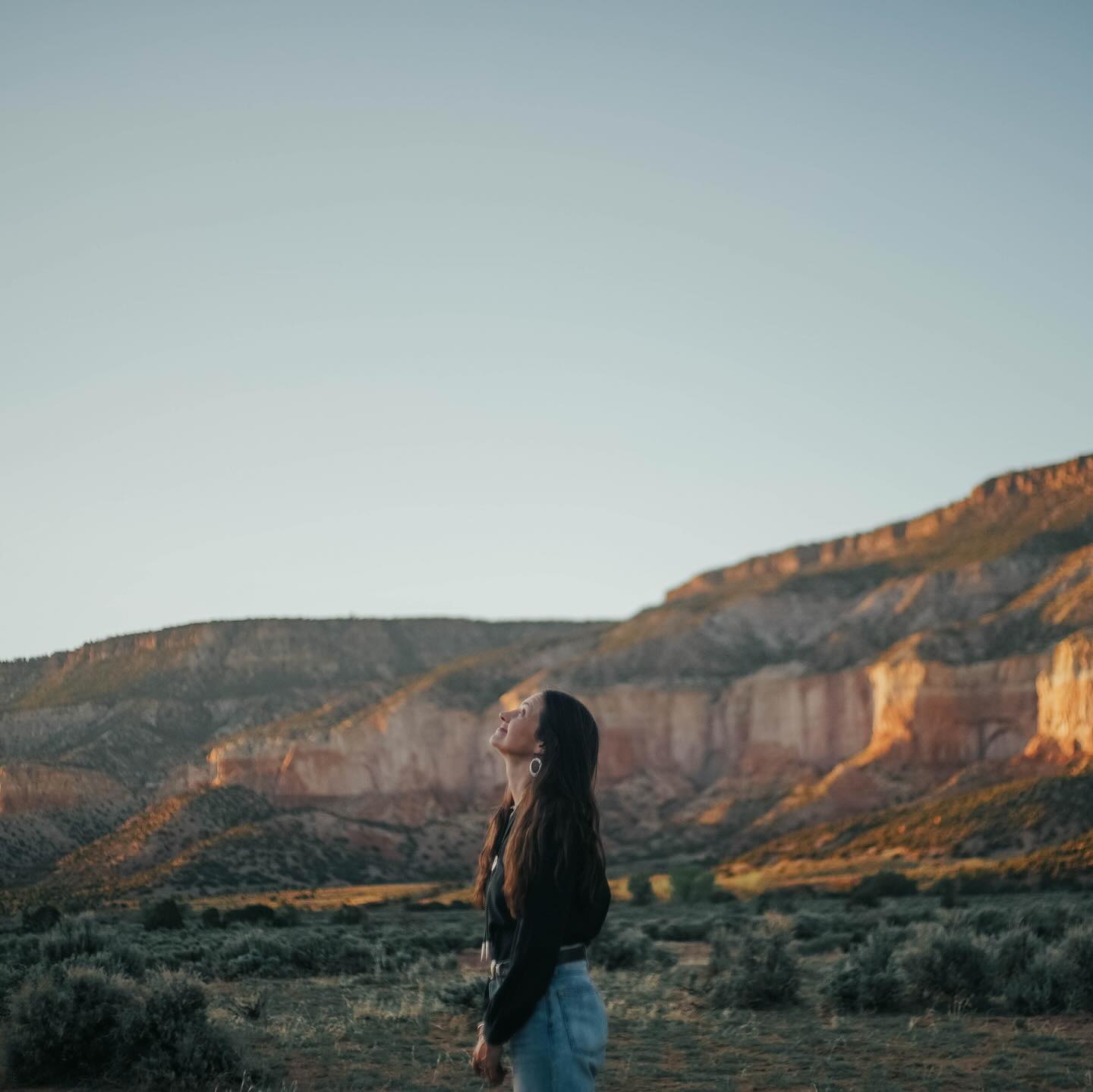 I said, “I’m going to New Mexico for a photoshoot and a new hat.”
I came back with two hats, a photoshoot, a whole new queer country line-dancing community that’s changing my life, and a new thing in my heart strings 💛