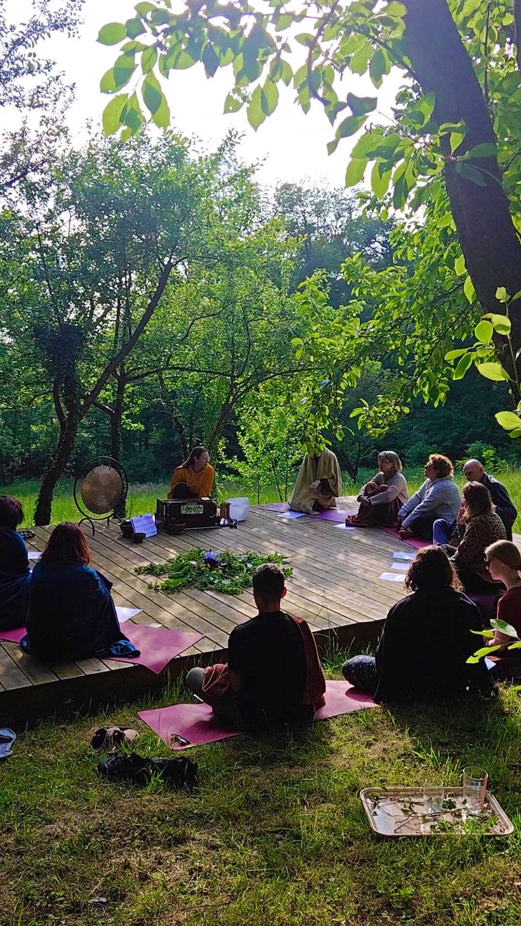 Retraite ⭕️ NEUROSCIENCES & YOGA
.
Avec une immense gratitude, nous partageons quelques instants capturés de la retraite Neurosciences et Yoga intégral du mois de mai.
.
Nous avons eu le privilège d’être accueillis dans un écrin de nature luxuriante du @domaine_duboissaintmard offrant une immersion profonde dans l’harmonie entre le corps, l’esprit et l’environnement. Merci infiniment pour cette plongée au cœur de la nature et dans notre propre essence véritable !
.
Un grand merci à chacun d’entre vous pour ces précieux moments de partage, de découverte et de rires inoubliables. Une pensée spéciale à France et Éric de @cookmegreen qui ont sublimé cette expérience avec une touche gastronomique inspirante.
.
Au plaisir de vous retrouver lors des prochaines retraites ! ✨
.
📍 Rendez-vous sur la page Événements du site de Soundyoga.
.
@soundyoga.fr
.
.
#retraiteyoga #retraiteyogafrance #retraiteyoga2025 #yoga #meditation #yogaintegral #chantmantras #mandala #ralentir #ensemble #foret #retraiteforestière #foretcompiegne #tracyleval #tracylemont #reset #gratitude #merci #neuroscience #yogaduson #🕉 #mercipourtout #compiegne_tourisme #compiegneagglo #soundyogacompiegne #🙏🏻